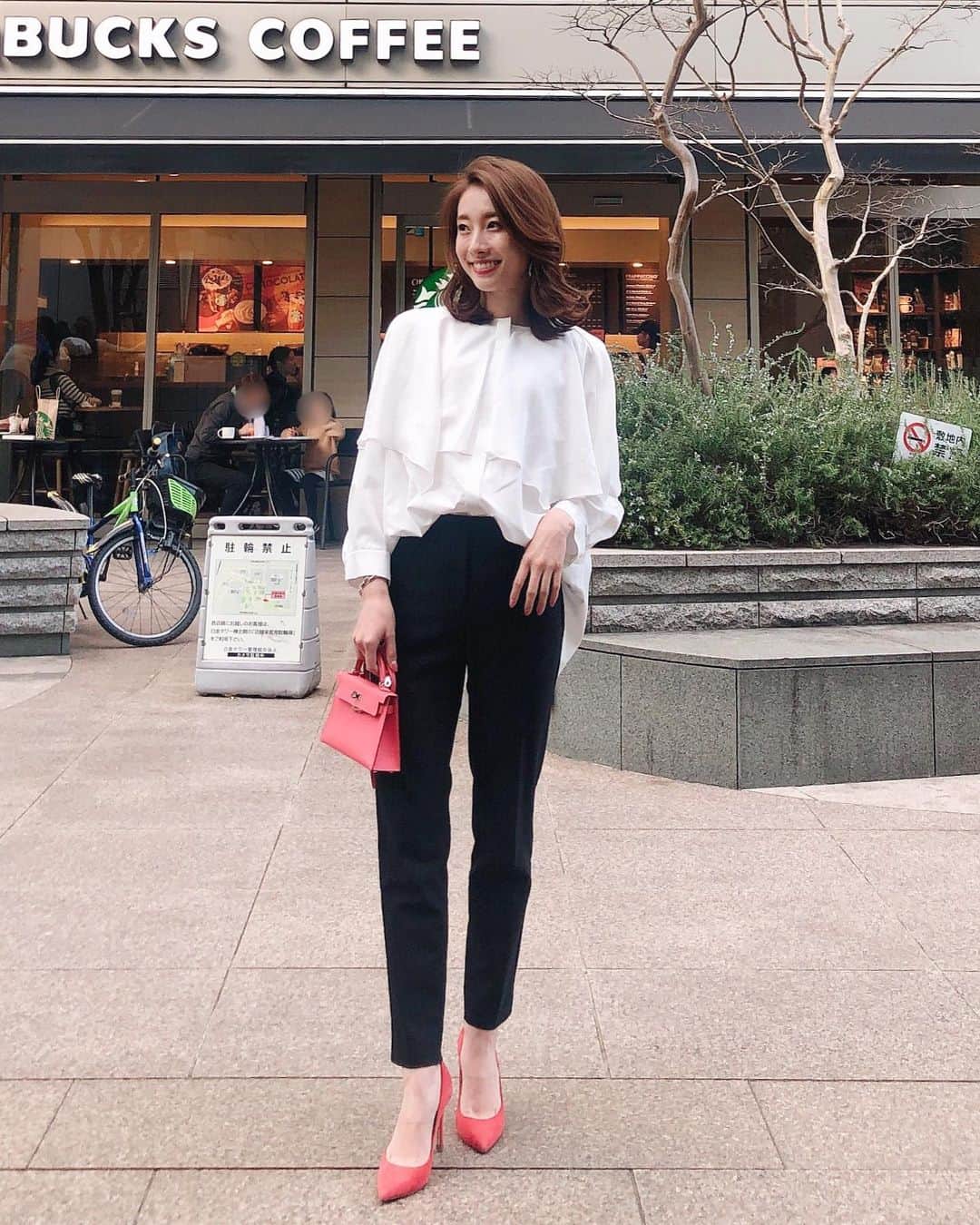 のインスタグラム：「モノトーンにpink☺︎ シルエットが可愛くて一目惚れしたシャツ、まだ寒いけど中にヒートテックを仕込んで着ました♡ やっぱりこの形、本当にツボだ...🥰 * shirts ... #rawfudge @rawfudge_official  pants ... plst shoes ... pippichic #instagood #coordinate #ootd #outfit #fashion #instafashion #meg_ootd #코디네이트 #패션 #카메라 #コーディネート #コーデ #ファッション #今日のコーデ #今日の服 #157cmコーデ #ミニケリー #ローファッジ #モノトーン #モノトーンコーデ」