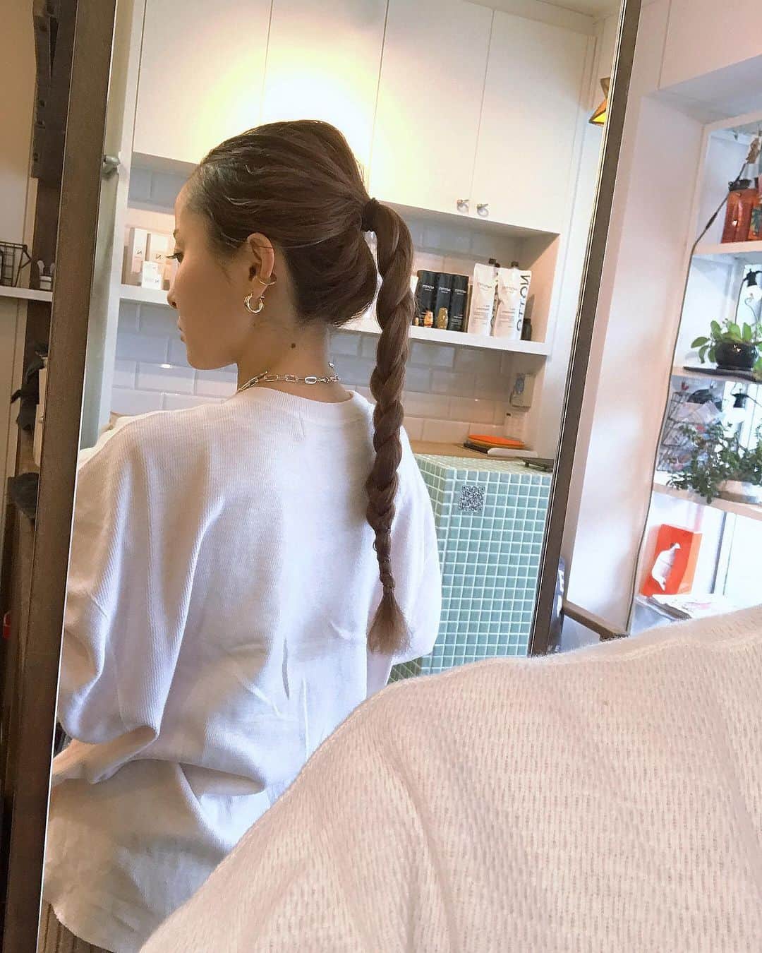 井上花実のインスタグラム：「新入りのピアスとネックレス 気に入っている💓 @aletta_jewelry_official  今日は三つ編み : #alettajewelry#アクセサリー#accessories#ピアス#ネックレス#三つ編み#簡単アレンジ#セルフアレンジ#天パ#くせ毛#三つ編みアレンジ#ポニテ#ポニーテール#ポニーテールアレンジ」
