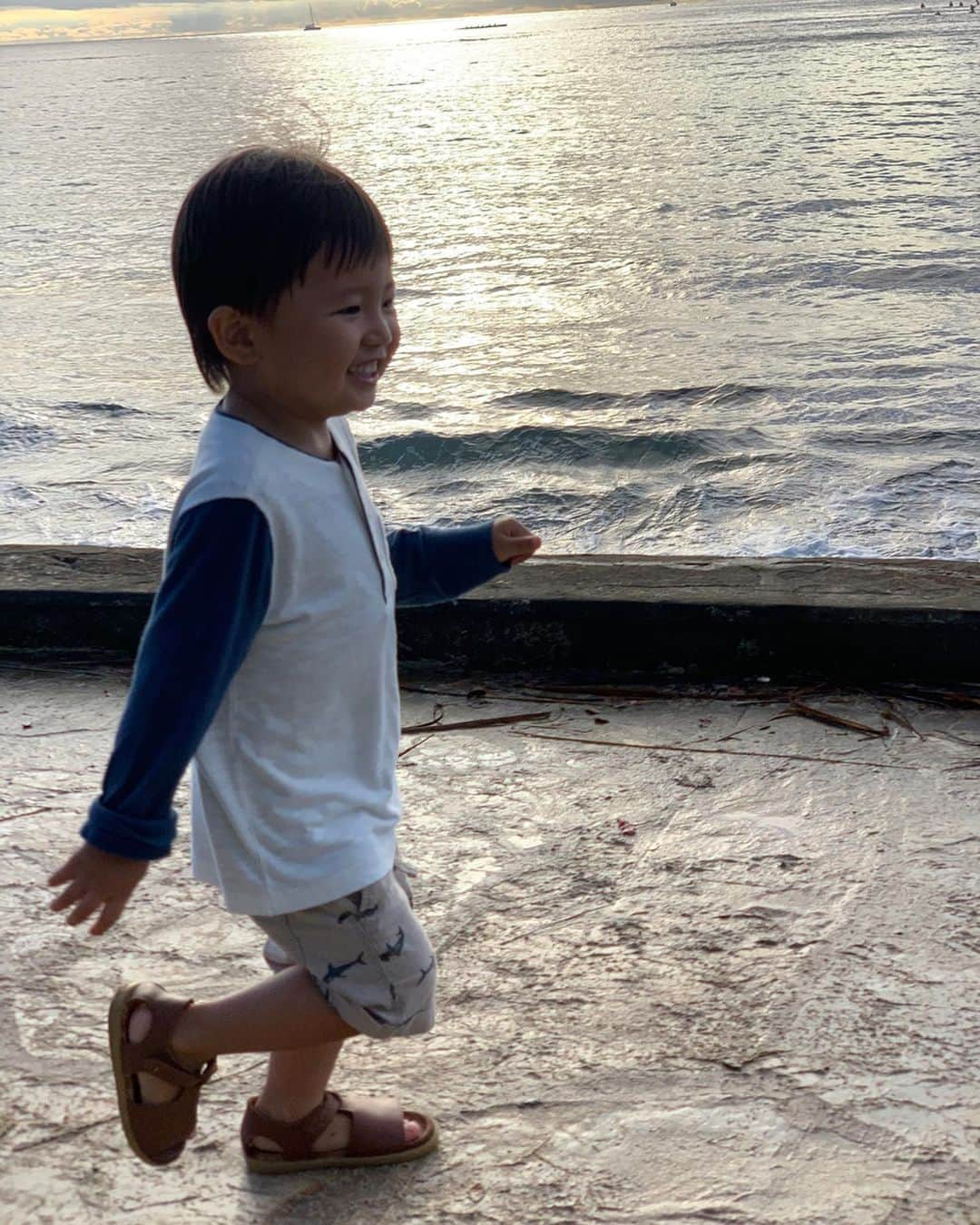 DaisukeNさんのインスタグラム写真 - (DaisukeNInstagram)「Your life is worth much more than gold. . . #myson #son #kids #growth #treasure #hawai #happy #portrait #nofilter #👦🏼 #パパはポートレートで撮りたがり」2月7日 22時07分 - da7suke