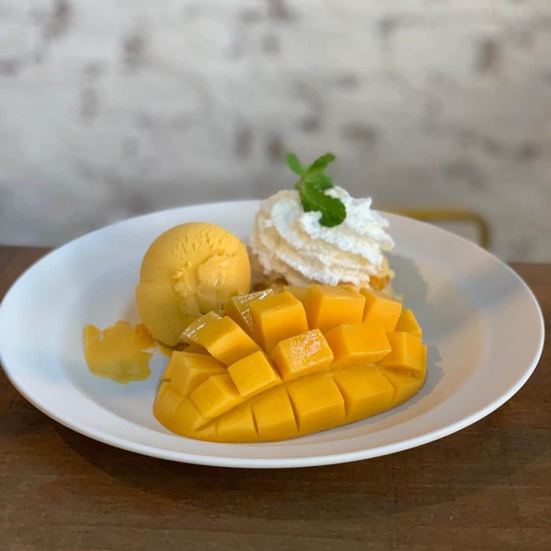 芽華ららさんのインスタグラム写真 - (芽華ららInstagram)「🥭🐘🥭🐘🥭﻿ I have a sweet tooth 😋💕﻿ fresh MANGO !!﻿ The cafe is bustling with many people ﻿ especially popular with Japanese and Korean﻿ ﻿ マンゴーも食べたよ😉💓﻿ とてもフラッシュで美味しかった❣️﻿ マンゴープリンは日比谷にある某ホテルの方が好きだなぁ🤔🙈笑﻿ 暑かったからスムージーも飲んじゃった🥺🐘🐘🐘✨﻿ ﻿ yumyum😋🐘💕﻿ ﻿ #thailand#travel#bangkok#sightseeing#freshfruit#mango#mangotango#タイ#タイ旅行#バンコク観光#母娘旅#マンゴー #ららトラベル #海外編#raratravelgram#rarastgram #❤️ ﻿ ﻿ ﻿ ﻿」2月7日 22時18分 - rara.world