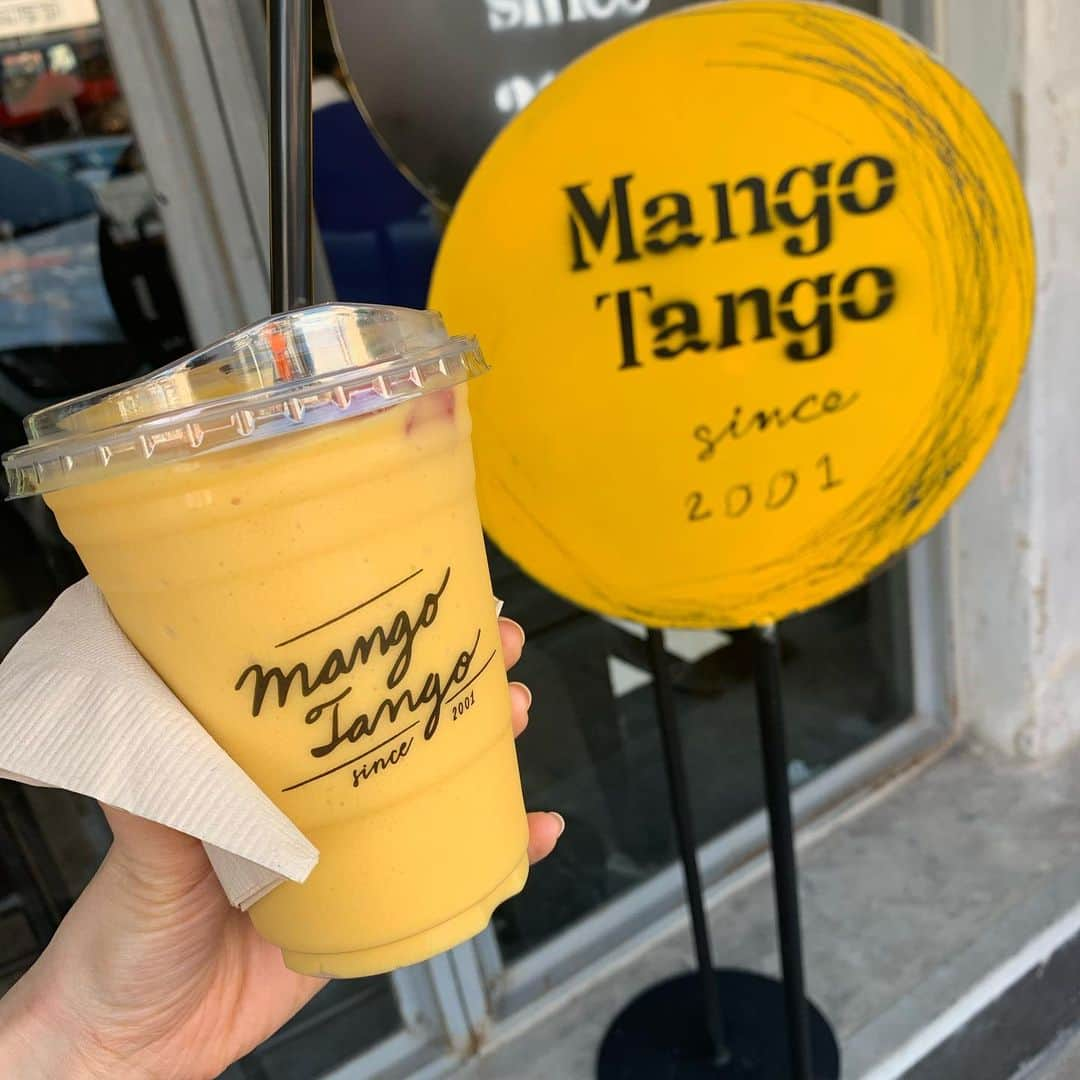 芽華ららさんのインスタグラム写真 - (芽華ららInstagram)「🥭🐘🥭🐘🥭﻿ I have a sweet tooth 😋💕﻿ fresh MANGO !!﻿ The cafe is bustling with many people ﻿ especially popular with Japanese and Korean﻿ ﻿ マンゴーも食べたよ😉💓﻿ とてもフラッシュで美味しかった❣️﻿ マンゴープリンは日比谷にある某ホテルの方が好きだなぁ🤔🙈笑﻿ 暑かったからスムージーも飲んじゃった🥺🐘🐘🐘✨﻿ ﻿ yumyum😋🐘💕﻿ ﻿ #thailand#travel#bangkok#sightseeing#freshfruit#mango#mangotango#タイ#タイ旅行#バンコク観光#母娘旅#マンゴー #ららトラベル #海外編#raratravelgram#rarastgram #❤️ ﻿ ﻿ ﻿ ﻿」2月7日 22時18分 - rara.world