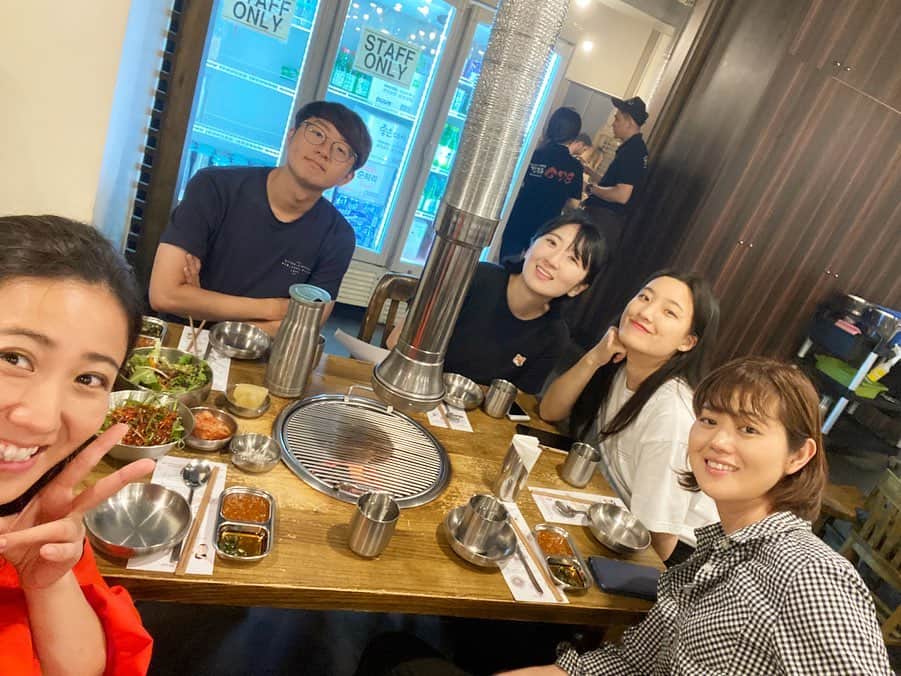 荒尾茉紀さんのインスタグラム写真 - (荒尾茉紀Instagram)「韓国旅行✈️ではなく…シドニーです❗️韓国人の友達に連れて行ってもらいました😊 お弁当を振って食べるのは驚いたけど（3枚目Movie）맛있었어요👍オーストラリアは多民族国家なので、各国の料理が食べられるんです✨食には困らないから困ったなぁ🐷 #sydney #留学 #koreanfood #サムギョプサル #iamalwaysfull #多民族国家」2月7日 22時23分 - maki.arao