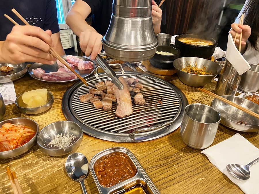 荒尾茉紀のインスタグラム：「韓国旅行✈️ではなく…シドニーです❗️韓国人の友達に連れて行ってもらいました😊 お弁当を振って食べるのは驚いたけど（3枚目Movie）맛있었어요👍オーストラリアは多民族国家なので、各国の料理が食べられるんです✨食には困らないから困ったなぁ🐷 #sydney #留学 #koreanfood #サムギョプサル #iamalwaysfull #多民族国家」
