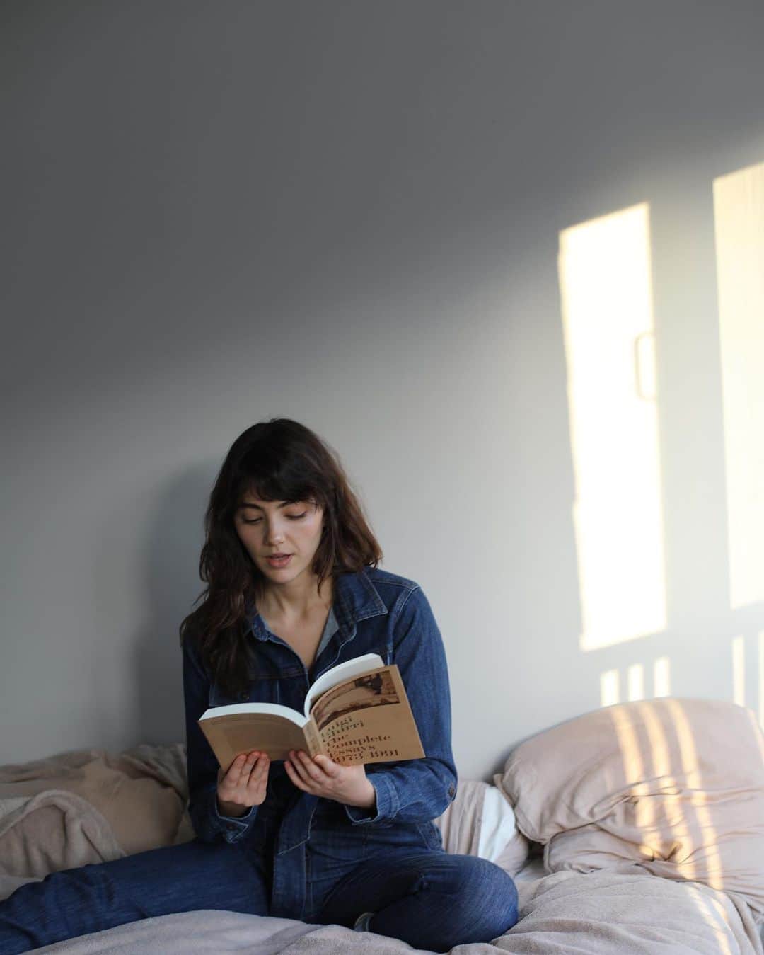 Amelia Zadroのインスタグラム：「Reading treacherous love stories to @lenarachoudhury 💙」