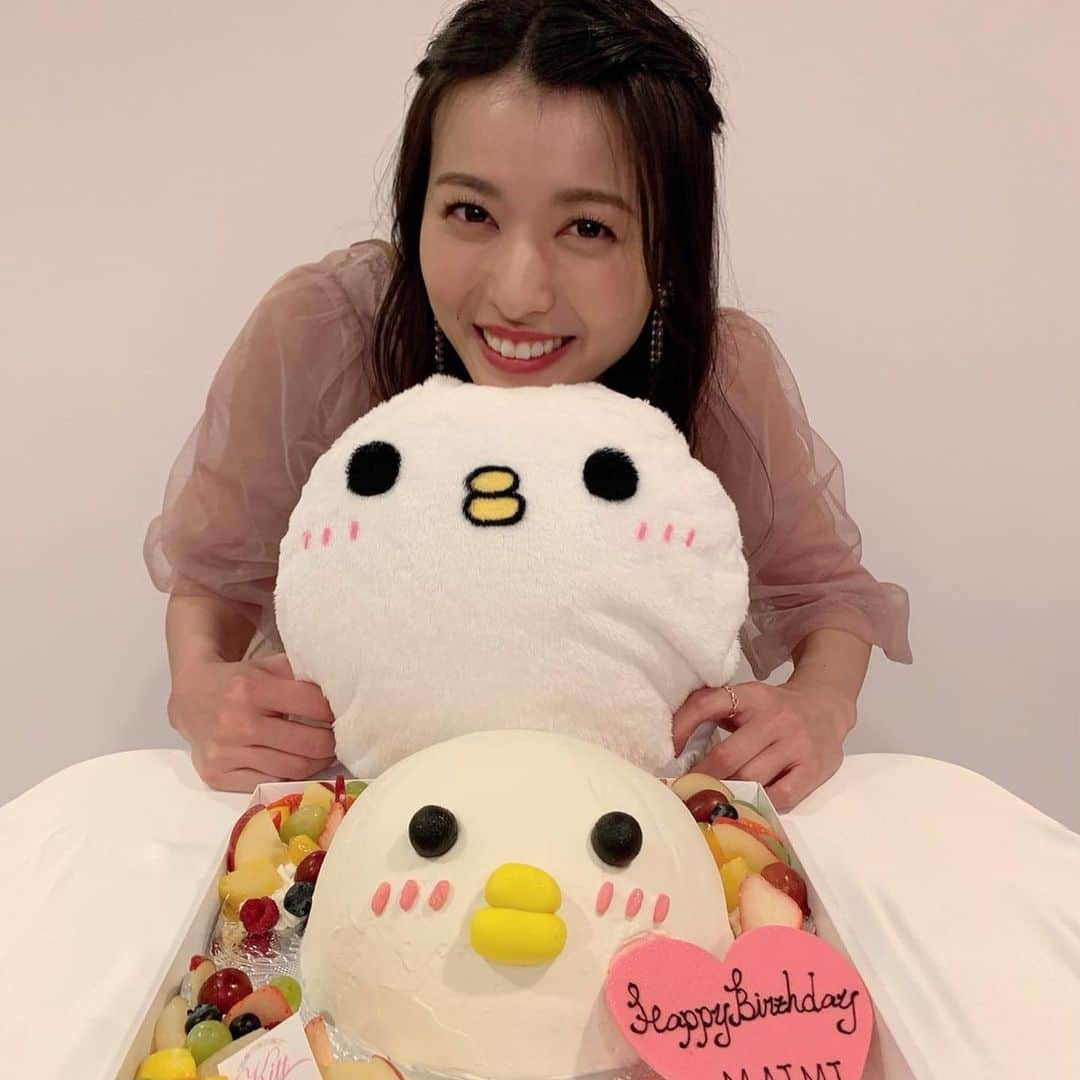 矢島舞美さんのインスタグラム写真 - (矢島舞美Instagram)「. 28歳になりましたー‼︎誕生日に大好きなやじまんずのみんなと、大好きなスタッフさんたちと、一緒に過ごせて幸せでした。 今回も大将がバースデーイベントのMCとして協力してくれたよ‼︎（ ; ; ） ありがたい(T ^ T) やじまんずケーキも可愛いでしょ♡スタッフさんたちからは、特注のやじまんずブランケットまでもらっちゃった♡なんと28体のやじまんずがいます♡‼︎大将とは安定の真顔で！笑笑 誕生日を迎えて、色々な想いは書ききれないから、ブログに書くね♡ 幸せいっぱいな誕生日にしてくれて、本当にありがとう♡♡♡ . . #矢島舞美 #鈴木啓太」2月7日 22時36分 - maimiyajima_official_uf