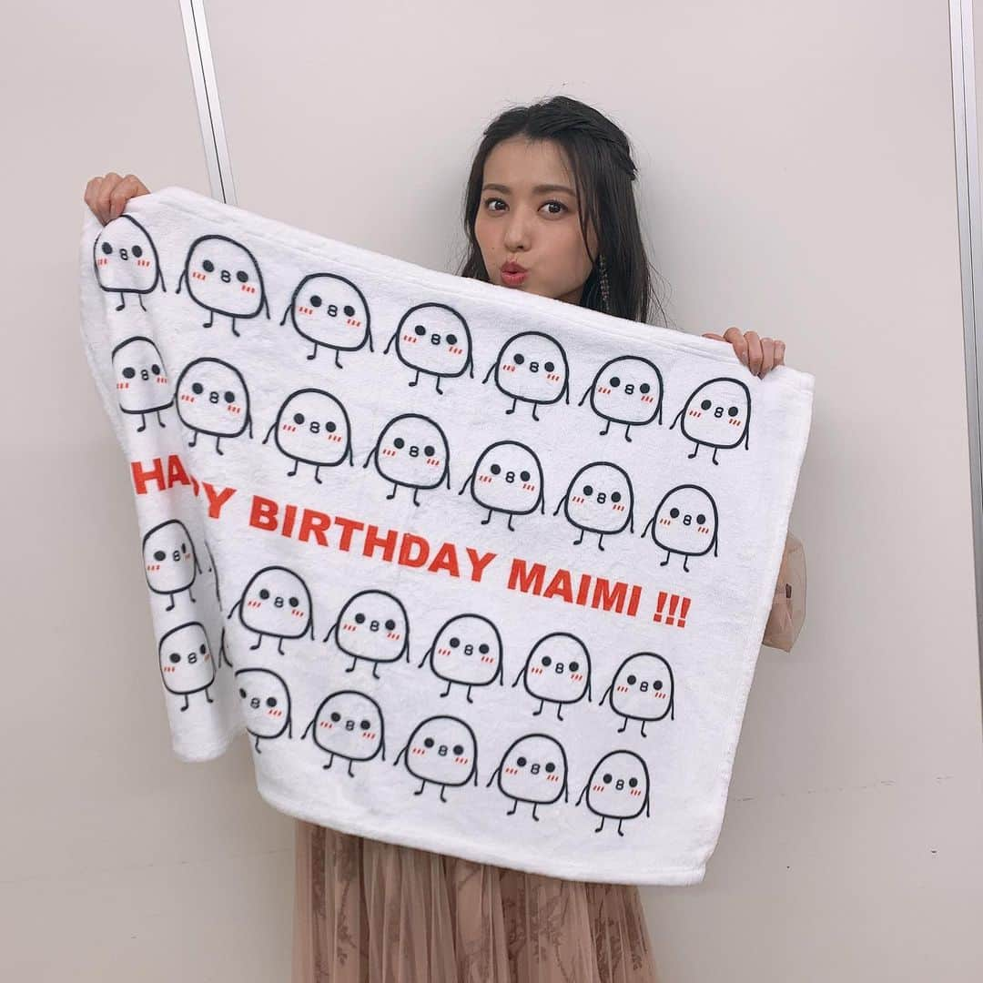 矢島舞美さんのインスタグラム写真 - (矢島舞美Instagram)「. 28歳になりましたー‼︎誕生日に大好きなやじまんずのみんなと、大好きなスタッフさんたちと、一緒に過ごせて幸せでした。 今回も大将がバースデーイベントのMCとして協力してくれたよ‼︎（ ; ; ） ありがたい(T ^ T) やじまんずケーキも可愛いでしょ♡スタッフさんたちからは、特注のやじまんずブランケットまでもらっちゃった♡なんと28体のやじまんずがいます♡‼︎大将とは安定の真顔で！笑笑 誕生日を迎えて、色々な想いは書ききれないから、ブログに書くね♡ 幸せいっぱいな誕生日にしてくれて、本当にありがとう♡♡♡ . . #矢島舞美 #鈴木啓太」2月7日 22時36分 - maimiyajima_official_uf