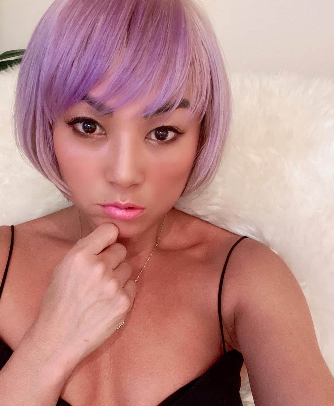 Nazukiのインスタグラム：「💜𝓢𝓱𝓸𝓻𝓽 𝓗𝓪𝓲𝓻 𝓑𝓸𝓫💜. フロントからはこんな感じ✨ 髪洗うのも乾かすのも楽ちんだけど、スタイリングは以外にクルクルしなきゃだから少しは時間かかる😭  めんどくさがりな私はいかに時短を目指します😅👏🏻 #hairstyle #shortbob #shortbobhaircut  #shorthairstyle #purplehair  #newstyle #newstart #ショートボブ #ヘアースタイル #イメチェン　#ママ　#シンママ　#ママライフ」