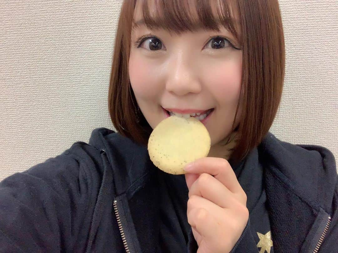 嶋梨夏さんのインスタグラム写真 - (嶋梨夏Instagram)「もうすぐバレンタインだからって萌ちゃんが差し入れしてくれたステラおばさんのクッキーをいただきました🍪💓ゴマ味大好きだから選んだけどやっぱりめちゃくちゃ美味しいなぁ🥺✨✨✨ #舞台 #recall #舞台リコール #企画演劇集団ボクラ団義 #2月20日から #新宿村LIVE #観に来てね #ステラおばさんのクッキー #ごま #sesame #クッキー #cookies #sweets #スイーツ女子 #アラサー女子 #甘党 #丸顔 #ショートボブ #ぷに子 #photooftheday #JAPAN #japanesesweets #japanesegirl #avex #avexmanagement #instagood #followme #極度の甘党 #ricashima #嶋梨夏」2月7日 22時30分 - shimarica_jp