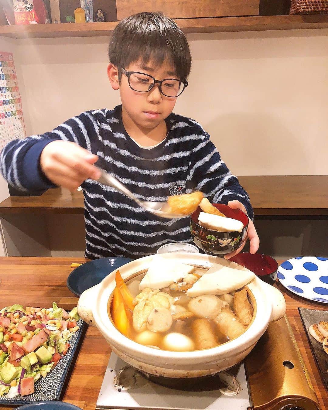 のインスタグラム：「【晩御飯はおでんです！！】﻿ ﻿ ﻿ ﻿ ﻿ ﻿ 今日はめちゃ寒かったからおでんにしよう！！﻿ ﻿ ﻿ ﻿ ﻿ ❤️おでん﻿ ❤️ビッグレモンステーキ﻿ ❤️7品目のサラダ にしました！！﻿ ﻿ ﻿ ﻿ ﻿ ﻿ みんな「おでんうまい！！」ってさ。﻿ ﻿ ﻿ ﻿ ﻿ ﻿ ﻿ 杏ちゃん「あんちゃんはちくわがすき。」ってさ。おかわりしていました。 ﻿ ﻿ ﻿ ﻿ ﻿ ﻿ ﻿ ﻿ 杏ちゃん「ごはんおいしー。」おでんで白米が進んでいました。﻿ ﻿ ﻿ ﻿ ﻿ ﻿ ﻿ ﻿ ﻿ 長崎風のレモンステーキも甘酸っぱくて美味し〜！！﻿ ﻿ ﻿ ﻿ ﻿ ﻿ ﻿ ﻿ 今夜は飲みすぎました〜♨️♨️♨️﻿ 入試の結果が出るまで静かに時間が過ぎるのを待ちます😖😖😖 ﻿ ﻿ ﻿. .  #みきママ #おでん #レモンステーキ #サラダ」