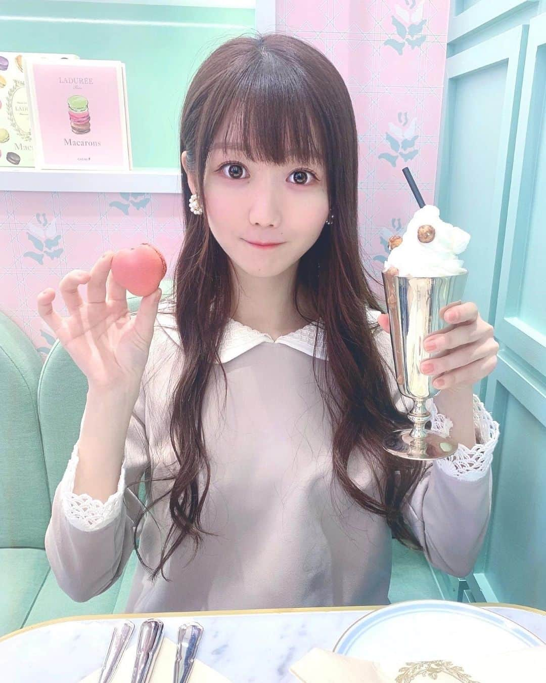 大谷映美里さんのインスタグラム写真 - (大谷映美里Instagram)「🍬 ㅤㅤㅤㅤㅤㅤㅤㅤㅤㅤㅤㅤㅤ 渋谷の #ラデュレカフェ 💞 お店もメニューもどこを見ても可愛いの〜🍰🎀✨ ㅤㅤㅤㅤㅤㅤㅤㅤㅤㅤㅤㅤㅤ 期間限定のマカロンと、チョコレートドリンク🍫🍓 美味しい可愛い幸せだね (*´༥`*) ㅤㅤㅤㅤㅤㅤㅤㅤㅤㅤㅤㅤㅤ 写真撮り終えて満足げなわたし🧸 #ladureecafe  ㅤㅤㅤㅤㅤㅤㅤㅤㅤㅤㅤㅤ」2月7日 22時34分 - otani_emiri