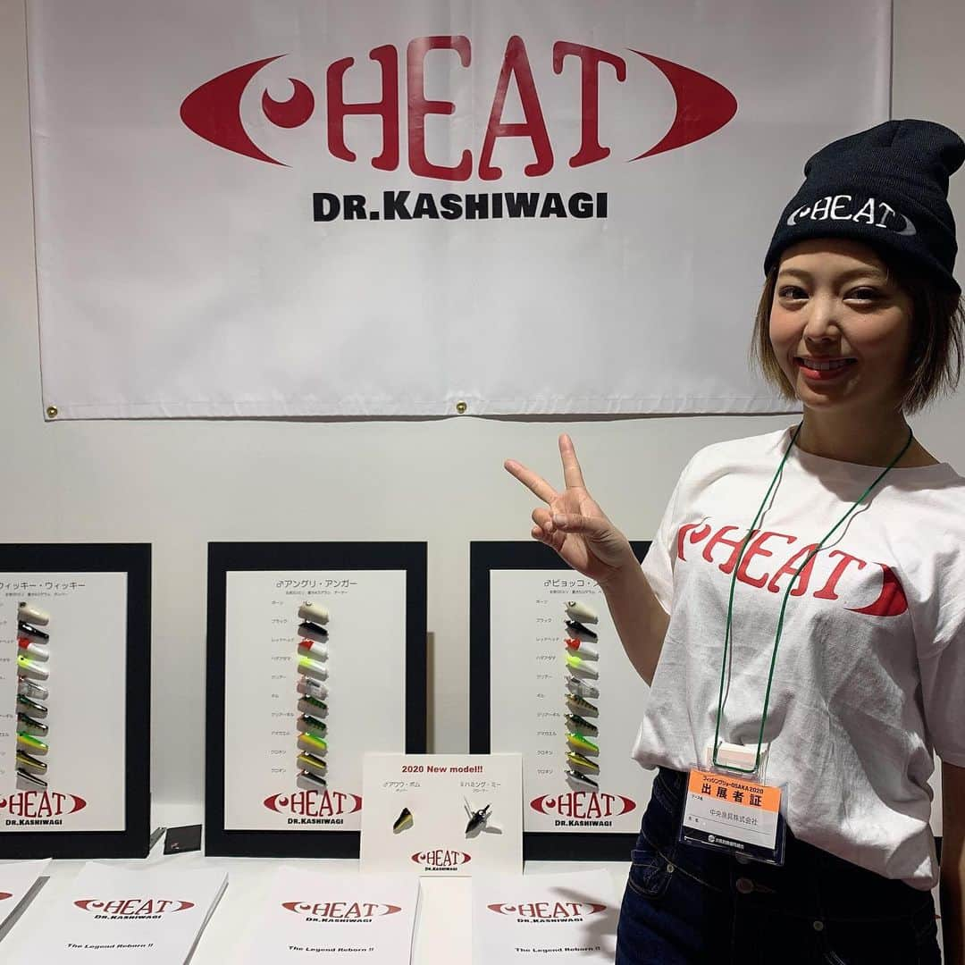 吉野七宝実さんのインスタグラム写真 - (吉野七宝実Instagram)「フィッシングショーOSAKA2020にきてます！ 私はHEATというルアーメーカーのブースと、Gokuspeという竿メーカーのブースを行ったりきたりしてま！ 、 今日は初日。 業者デーというこということでしたが、ガチ釣りに出てるあみちゃんも来てくれて楽しい一日でした！！ 、 明日以降のスケジュール 8日(土) H:9:00〜10:30 G:10:30〜11:30 G:13:30〜15:00 H:15:00〜17:00 . 9日(日) ‪H:9:00〜10:30‬ ‪G:10:30〜11:30‬ ‪H:13:00〜15:00‬ ‪G:15:00〜17:00‬ 、 だいたいこのような感じです！ 会いに来て声かけてくれたら写真もサインもオッケーだし、私のオリジナルの名刺もあげちゃう！！ ので、遊びにきてね！ あ、ヒートのブースは中央漁具のブースの中にあるので気をつけてね！！ どちらも6号館のAかBかなので探しやすいかと思います。 よろしくね！ #なんて適当な文章だ #インスタ苦手 #だが更新したい気持ちはある #なんかごめん #更新少なくても元気です #ハッシュタグたくさん使ってるけど楽しいことは一つも言いません #告知でした #フィッシングショーosaka」2月7日 22時35分 - shihomi0305