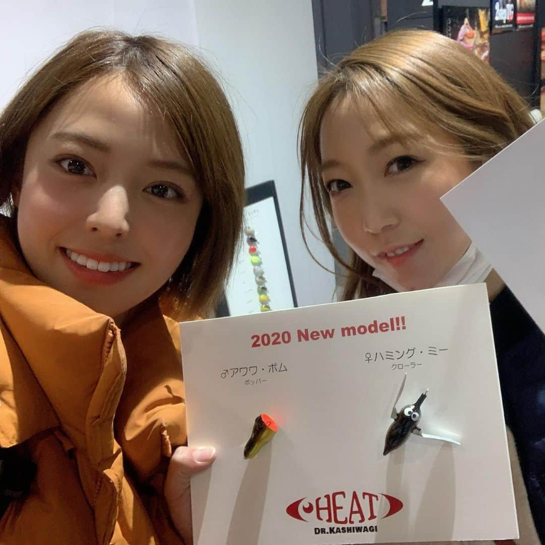 吉野七宝実さんのインスタグラム写真 - (吉野七宝実Instagram)「フィッシングショーOSAKA2020にきてます！ 私はHEATというルアーメーカーのブースと、Gokuspeという竿メーカーのブースを行ったりきたりしてま！ 、 今日は初日。 業者デーというこということでしたが、ガチ釣りに出てるあみちゃんも来てくれて楽しい一日でした！！ 、 明日以降のスケジュール 8日(土) H:9:00〜10:30 G:10:30〜11:30 G:13:30〜15:00 H:15:00〜17:00 . 9日(日) ‪H:9:00〜10:30‬ ‪G:10:30〜11:30‬ ‪H:13:00〜15:00‬ ‪G:15:00〜17:00‬ 、 だいたいこのような感じです！ 会いに来て声かけてくれたら写真もサインもオッケーだし、私のオリジナルの名刺もあげちゃう！！ ので、遊びにきてね！ あ、ヒートのブースは中央漁具のブースの中にあるので気をつけてね！！ どちらも6号館のAかBかなので探しやすいかと思います。 よろしくね！ #なんて適当な文章だ #インスタ苦手 #だが更新したい気持ちはある #なんかごめん #更新少なくても元気です #ハッシュタグたくさん使ってるけど楽しいことは一つも言いません #告知でした #フィッシングショーosaka」2月7日 22時35分 - shihomi0305