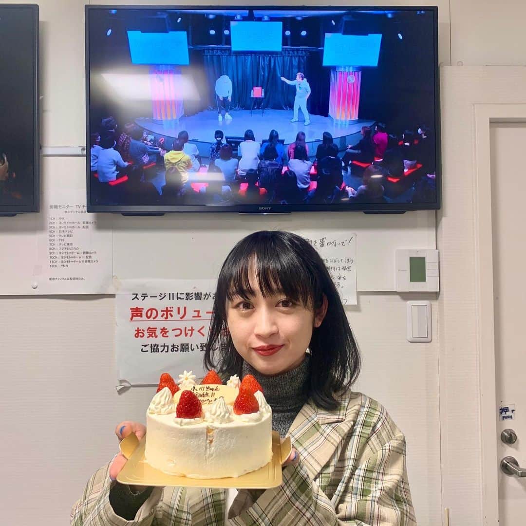 のインスタグラム：「小川ちゃんが30歳の誕生日㊗️先程水玉れっぷう隊さんのトークライブでケーキ🍰出していただきました👏後ろでは水玉さんお2人でトーク中👯素敵な一年に、、、絶対するのだっ共にっっっ🔥🔥🔥 ・ #誕生日 #スパイク小川  #高卒から芸人始めた人が #30歳になると #はああぁあ #と周囲が感慨深くなる現象 #ジャングルポケット太田さん　は #芸歴0年目から知ってくださってるので #18歳の小川がずっと脳裏にあるらしく #小川が20代後半になった頃から #ちょいちょい浸って泣きそうになっている #太田さん小川が30歳になりましたよ」