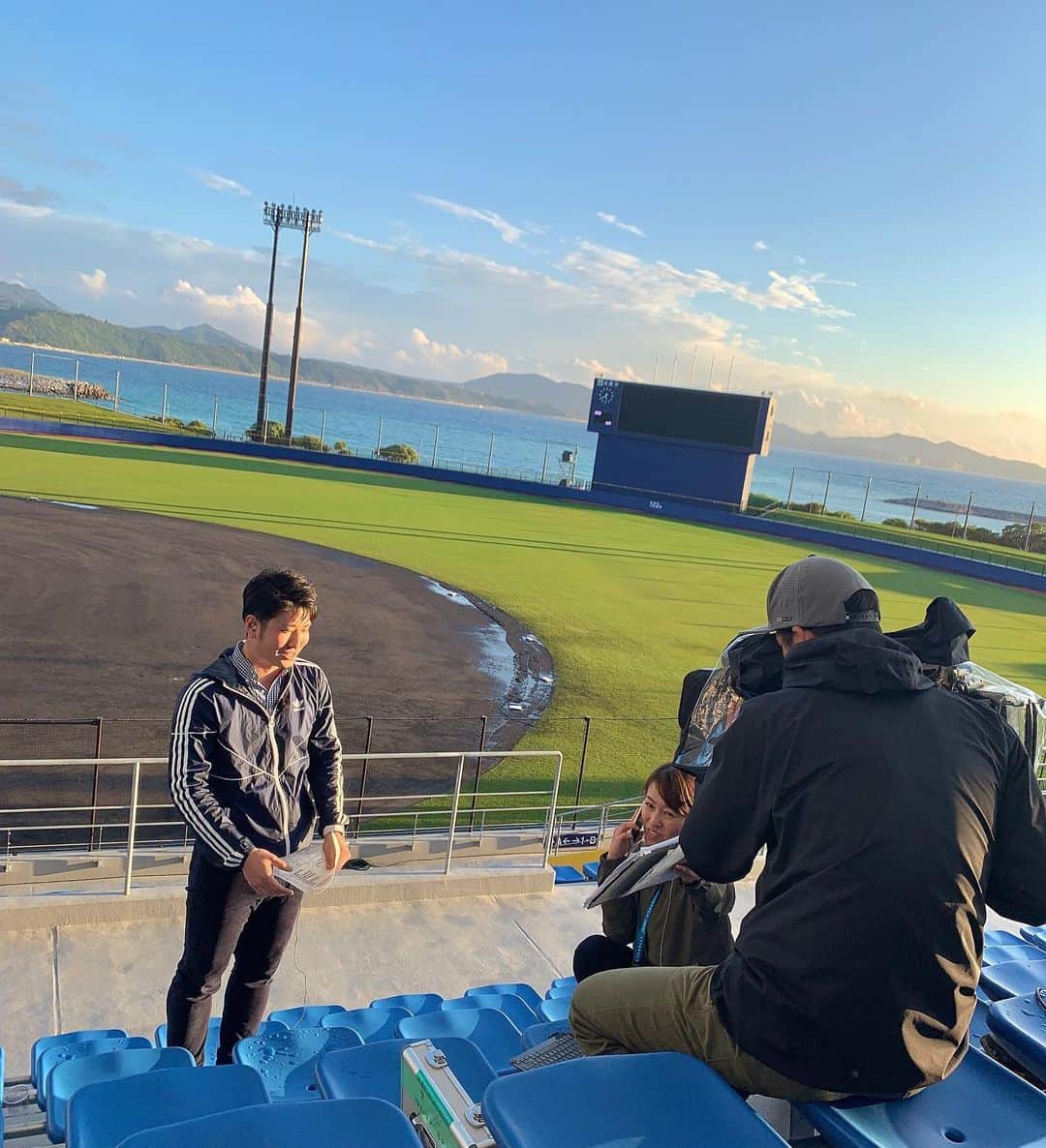 福田太郎のインスタグラム：「ハイサイ通信2020🌺③ ⚾︎雨のち晴れ☔️☀️ ⠀ このキャンプ初めての大雨で、室内練習。 一番キツイ！と話す選手が多い、 シャトルランで汗を流しました🏃‍♂️ ⠀ いよいよ明日から試合！まずは紅白戦です！ 小笠原コーチにビシビシ鍛え上げられている 若手選手が中心の試合になる模様💪  あすのイチモニ！中継では、 岩本勉さんが解説する、これからの見どころを、 こんなオシャレな写真を撮っちゃう彩織ちゃんと共に 元気いっぱいお届けします😆 ⠀ 日が暮れても、スタッフさんたちは グラウンドの水抜き作業をされていました。 ⠀ #北海道日本ハムファイターズ #沖縄キャンプ #ファイターズ OB #岩本勉 さん @gun18gun18 #イチモニ！#小俣彩織 ちゃん @osaoosao  #HTB #アナウンサー #福田太郎  #lovefighters  全てはチームのため #雨のち晴れ #雨降って地固まる」