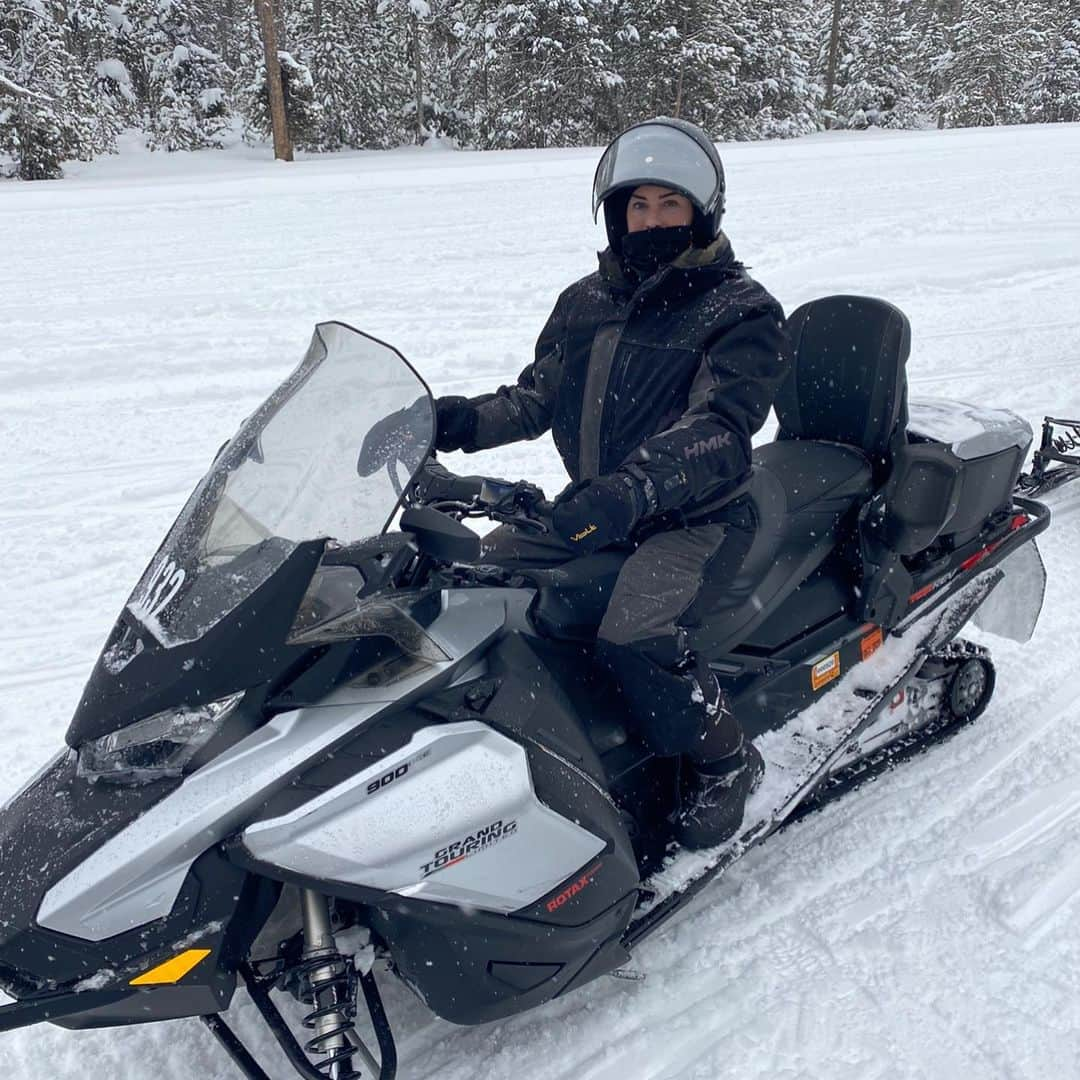 ポーラ・クリーマーさんのインスタグラム写真 - (ポーラ・クリーマーInstagram)「20+ years later ❄️ #babypaula #howaboutthatsnowmobilename #panther 😬😳 @yellowstonenps」2月7日 22時48分 - paulacreamer1