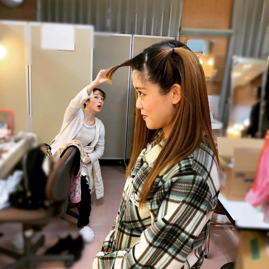 大月さゆのインスタグラム：「開演前に北川理恵ちゃんの前髪で遊ぶ❤️ ちょっと小さい松田が、ちょっと大きい北川の前髪を掴む瞬間🤣  #シャボン玉とんだ宇宙までとんだ #福岡公演初日ありがとうございました #この後和子のあの前髪がセットされました #遊びに付き合ってくれる可愛い２人」