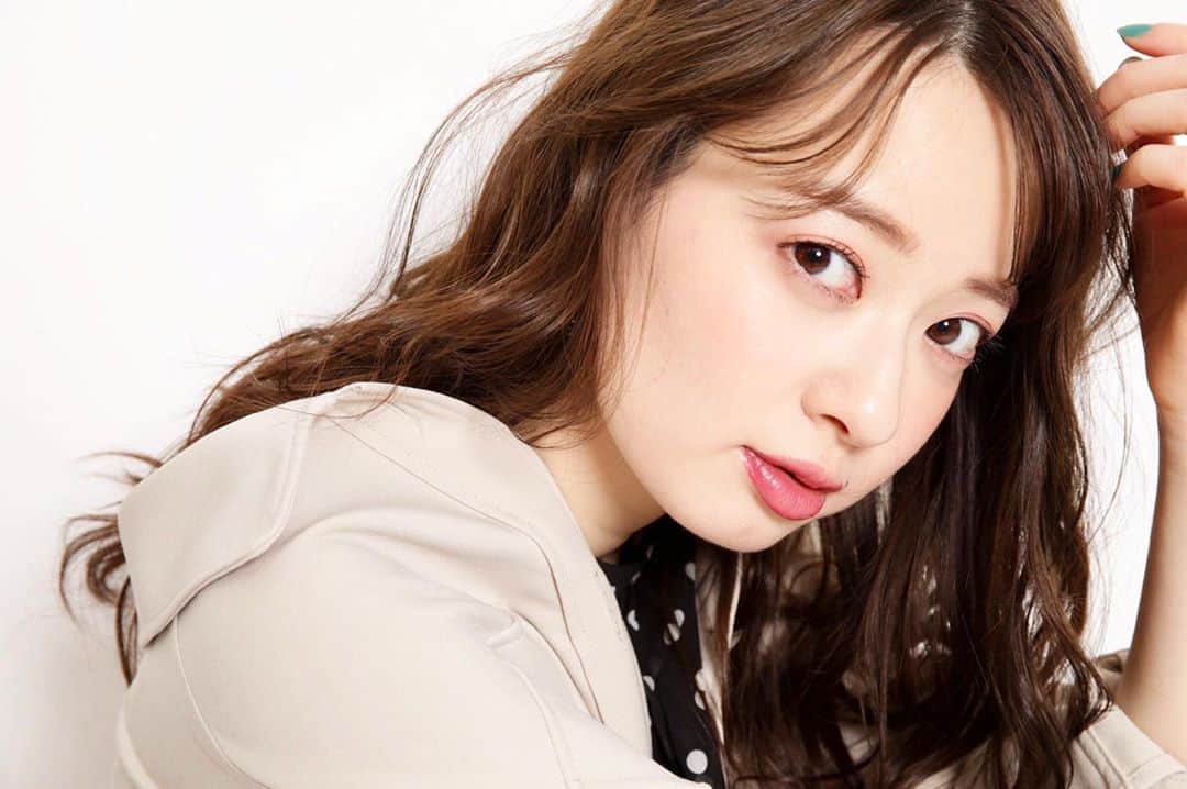 のインスタグラム：「今回も劇メシの出演が決定しました！ 今回はAIだって！ なんか最新ですね🧐 . 今回は東京公演、神奈川公演どちらも出演致します！ Wキャストなので日時のお間違いなく！ . チケットの一般発売は2020年2月14日(金)〜 . 『アイ・アム・エー・アイ 〜I★M★A★I〜』 劇メシ presented byアート引越センター BetsuBara.02『アイ・アム・エー・アイ 〜I★M★A★I〜』 東京/神奈川 公演概要 ＜あらすじ＞ 経営不振に喘ぐカフェ。 このままでは閉店せざるをえない。 頭を悩ませる店長は気付いた。 カフェに必要なのは、安心できる時間と安定の美味しさだ。 そして、差し込む閃きの光。 「ロボットカフェやりましょう」 半信半疑のままリニューアルパーティーの日を迎える一同。 ところが肝心のロボットはいつまで経ってもやってこない。 困り果てた店長はとんでもない結論に至る。 「あなたは今日からロボットよ」 不安定で全く安心できないカフェ、堂々のオープン！  作・演出：横大路伸 出演： ＜シングルキャスト＞大西けんけん ＜ダブルキャスト＞ ○糸原美波、花塚廉太郎、春咲暖、土井裕斗、中城あすか、志乃、保田真愛、今野悠夫 ●河内美里、神田聖司、佐々木ありさ、西野入流佳、白宮奈々、桃瀬こなつ、インコさん、ほか ＜公演スケジュール＞ 2020年2月28日（金）〜3月15日（日）全20公演（Wキャスト） 【東京】 2020年2月28日（金）〜3月4日（水）8公演 ＜会場＞ BEE HOUSE渋谷本店 渋谷区道玄坂1-5-2 SEDEビルB1F https://bee-house-shibuya.com ＜公演スケジュール＞ 2月28日（金）○19:00 2月29日（土）●13:00/●18:00 3月1日（日）○13:00/ ○18:00 3月2日（月）●19:00 3月3日（火）△19:00 3月4日（水）●19:00 ※上記は集合時間となります。 △3/3 19:00は、佐々木ありさの出演となります。春咲暖の出演はございません 【神奈川】 2020年3月6日（金）〜3月15日（日）12公演 ＜会場＞ イタリアンダイニング　カリーナ 神奈川県横浜市中区本町1-3 綜通横浜ビルB1 http://www.e-carina.jp ＜公演スケジュール＞ 3月6日（金）●19:30 3月7日（土）△13:00/●18:00 3月8日（日）△18:00 3月9日（月）●19:30 3月10日 (火) ●19:30 3月12日（木）○19:30 3月13日（金）○19:30 3月14日（土）●13:00/●18:00 3月15日（日）○13:00/○18:00 ※上記は集合時間となります。 △3/7 13:00・3/8 18:00は、佐々木ありさの出演となります。春咲暖の出演はございません ＜チケット料金＞ スペシャル席：13,000円（税込） コース料理、飲み放題、オリジナルグッズ＆箸置き付 ※４名相席となります  一般席：7,500円（税込） 【東京公演】ビュッフェ+１ドリンク 【神奈川公演】ワンプレート+１ドリンク . 詳細、チケットの購入は http://lavo3.com/works/imai/ ↑こちら又はトップのストーリーよりお願いします！ . #劇メシ #舞台 #」