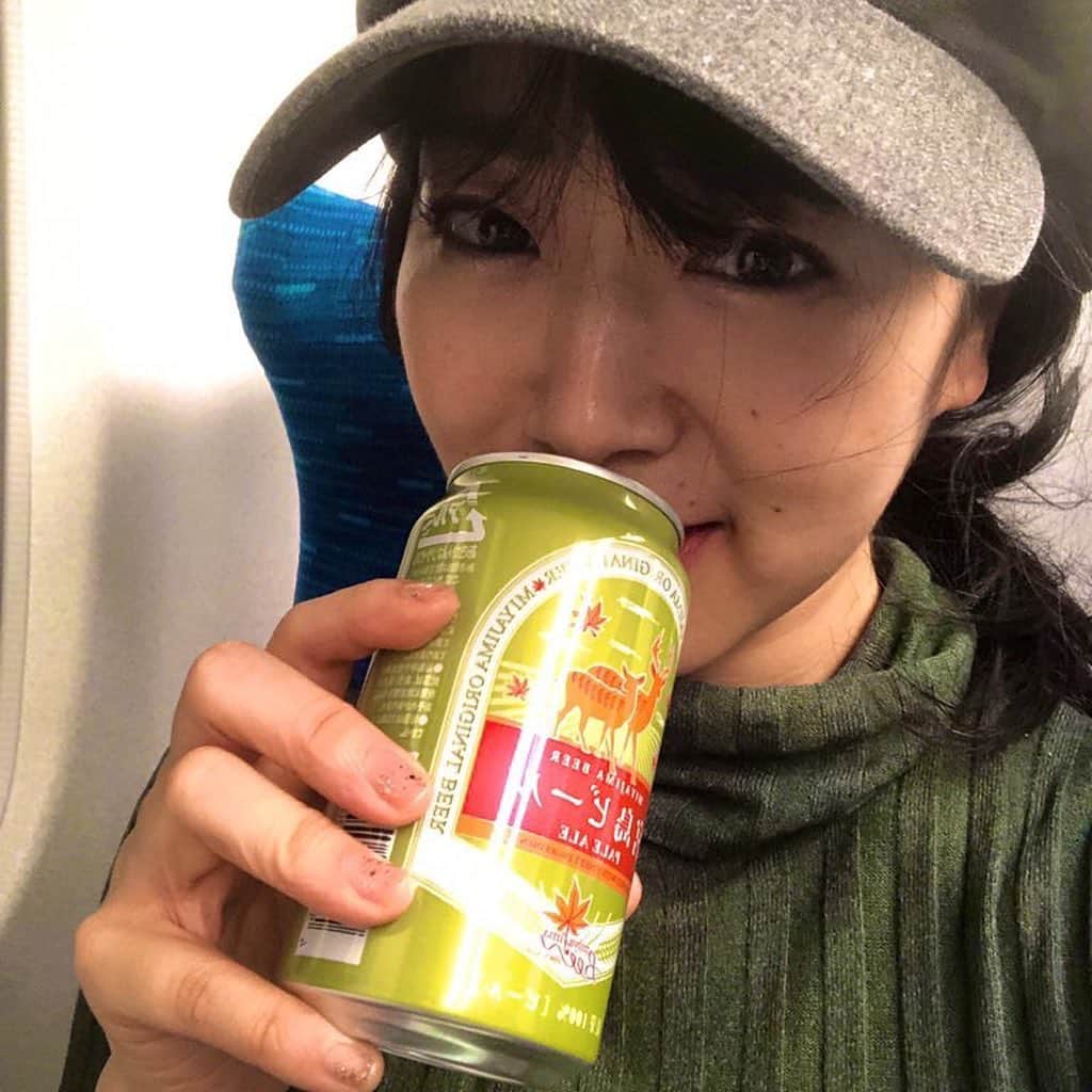 佐々木心音さんのインスタグラム写真 - (佐々木心音Instagram)「一度、東京に戻ります。 オススメしてもらったお弁当と 地ビールとちくわ。 幸せな帰路。 ただいま！東京。 . . . #hiroshima #tokyo #lunchbox #bullettrain #beergirl #actress #singersongwriter #kokonesasaki #一時帰宅 #新幹線はビール #広島の駅弁 #幸せタイム #ただいま #東京は寒いね #良い週末を #佐々木心音」2月7日 22時59分 - sasakikokone