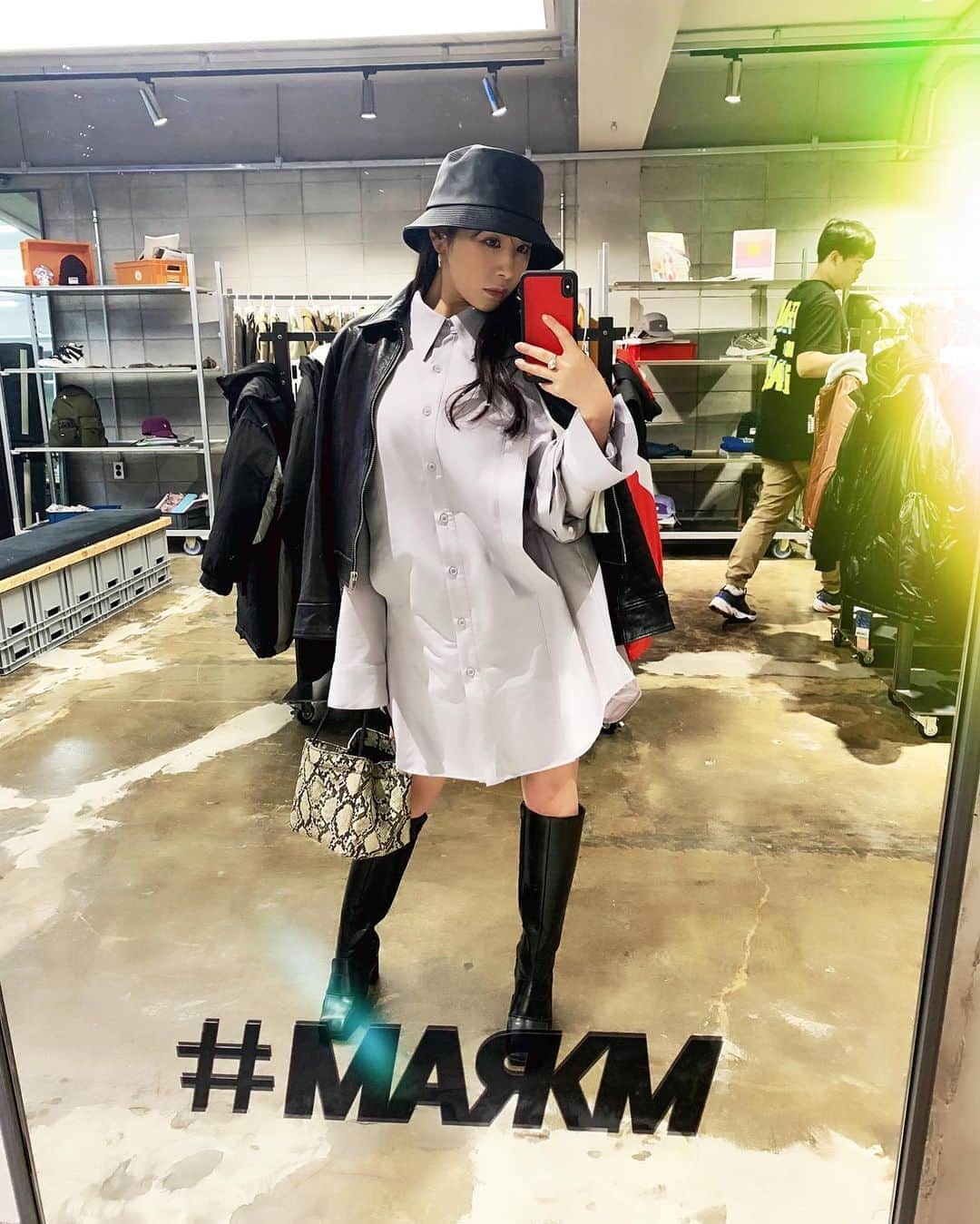 のインスタグラム：「ライダースで出掛けられる気候恋しいなあ🔫☺︎ #まいかふく」