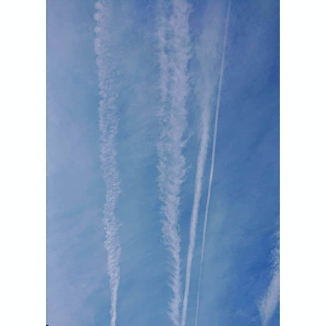吉井怜さんのインスタグラム写真 - (吉井怜Instagram)「一日中飛行機雲☆  終日ロケで、移動の度に空を見上げたら あちこちで飛行機雲を発見！ 今日は飛行機雲の日だったのかな？  不思議なことに飛行機雲が飛んでいる姿は発見出来ず。 いつも通りすぎた後だった。  今日も１日お疲れ様でした！  #あちらこちらで #飛行機雲 #冬の空  #吉井怜 #amebablog #吉井怜オフィシャルブログ #aquamarine18 #シェア投稿 #複数枚アップ」2月7日 23時06分 - rei_yoshii