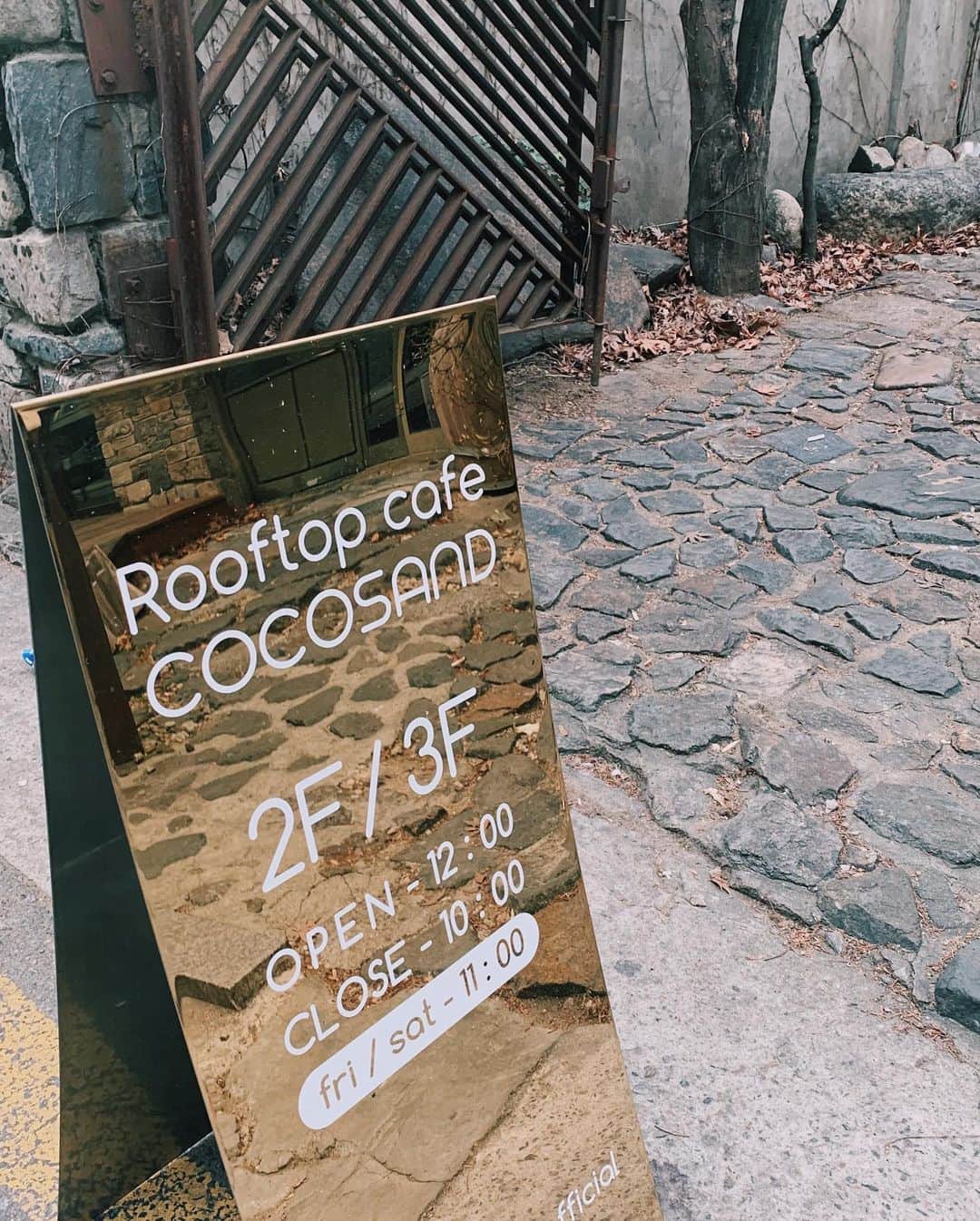 上野智子さんのインスタグラム写真 - (上野智子Instagram)「#弘大 のお買い物中のブレイクタイムにおすすめ〜 "Rooftop Cafe Cocosand"💛 なにがうけるってアイドルのセンイル盛大なとこ。しかも店員さんみんなイケてるお兄さんたちでさ、そんな彼らがデフィくんのポスターを一生懸命貼ってたりしてさ。。アイドル文化がすんごいよね本当に！ ちなみにNYLON KOREAの表紙は #EXID ハニちゃんでして、これまたスーパー美しい👏額に入れたい👏 弘大は本屋さんたくさん回れるのもいいよね:)📚 #seoul」2月7日 23時12分 - tomokoueno