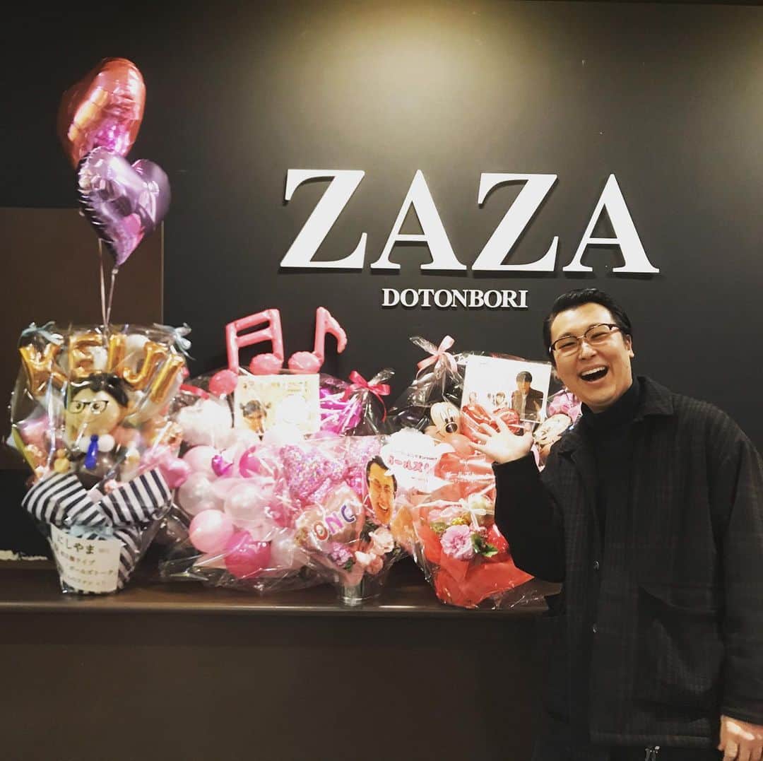 にしやまのインスタグラム：「エンペラーにしやまpresents「ガールズトーク」 お客様、ゲストの方、スタッフさんのおかげで、なんとか無事終えることが出来ました！来てくださった方ありがとうございました！素敵なバルーンもありがとう！！最高！！3/13に単独ありますので、ぜひ来てね！  #エンペラーにしやま#ガールズトーク#天才ピアニスト竹内#エルフ荒川#明智のみーちゃん#ギャジー#おしゃべり#にしやま#チルドレン#ONCグループ」