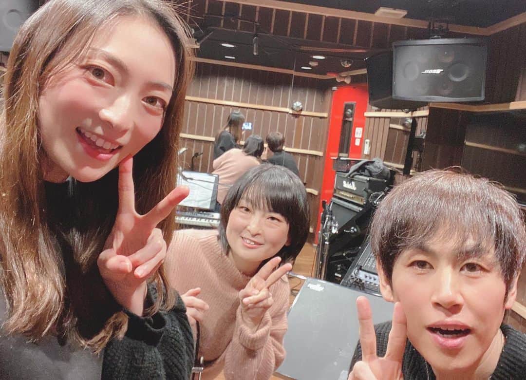 松本英子のインスタグラム：「最終リハーサルでした〜☺️ 未だかつてやったことの無いトライ。  お楽しみに〜❣️ おかげさまでsold outいたしました^_^  リハでやってみてすでに 緊張する瞬間ばかりでしたが💦頑張るぞー💪  pf.&cho. #長谷川久美子 ゲスト　#平義隆（The LOVE） 朗読&vo. #松本英子  #万歳したらめちゃ腹出た #あぷりのちからでみんな肌がツヤツヤw」