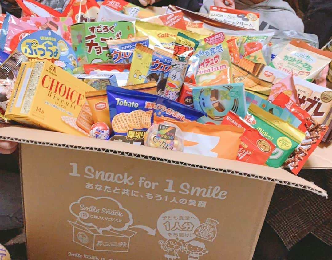 Kazukiさんのインスタグラム写真 - (KazukiInstagram)「今月もフォレストックマートさんから お菓子が届きました⤴︎⤴︎😊♬✨ ・ 毎回お菓子が届くのを 楽しみにしている子ども達♪(๑ᴖ◡ᴖ๑)♪ ・ 4980円のお菓子の注文で、8500円分以上の お菓子が入っています🧡 ・ どんなお菓子が届いたか箱を開けるのも 親子で楽しみです( ◜௰◝و(و "♪ ・ スマイルスナックを1箱購入する度に、 子ども食堂へ一人分のおやつが届く🍫🍪🍭✨ ・ 子ども達が笑顔になる😊 フォレストックマートさんのそんな活動にひかれて、 いつも注文させていただいています+.ﾟ(´˘`人)ﾟ+.ﾟ ・ １スナックfor１スマイル 私たちが住んでいる市にも子ども食堂が8ヶ所あります✨🏠 これからもずっとフォレストック マートさんの活動を 応援します(*´˘`*)♡ ・ ・ #スマイルスナック#フォレストックマート#１スナックfor１スマイル#活動に感動#ずっと応援#1人でも多くの#子ども達が笑顔に#子ども食堂#4980円#2980円#開けるの楽しみ#自分と共にもう1人の笑顔#感謝#ありがとう#買い物でより良い未来#子ども達を1人にしない未来#子沢山ママ#大家族ママ#12人兄妹#親子で楽しみ」2月7日 23時17分 - kazuki13mama