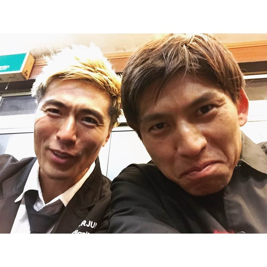 北野貴之さんのインスタグラム写真 - (北野貴之Instagram)「18歳から本格的に可愛がった、アルビレックス新潟ユースからトップへ昇格した大野和成。 こんな弟も、18歳の時に、汗なのか鼻水なのか、鼻血なのか、とにかくそのガッツのみで今日まで這い上がり、そして素直な学ぶ心があったことを覚えているよ。 あの耐え抜いた時間、顔面でボールを止めては鼻血が出たり、鼻曲りました、そんな時代が、今のファイターとしての人格をつくったね。 逢うのは10年振りかもだけど、一緒に追い込んだあの時間は、熱いハグからの再会になるよね。 そんな弟と、ららぽーと湘南平塚に始めて行きました。 ららぽーと湘南平塚2階にはサッカージャンキーのお店もあり、初の来店でしたが、優しいスタッフの皆様、ありがとうございました！  #湘南ベルマーレ#ららぽーと湘南平塚#熱い再会#熱い漢になったね」2月7日 23時18分 - takashi_kitano