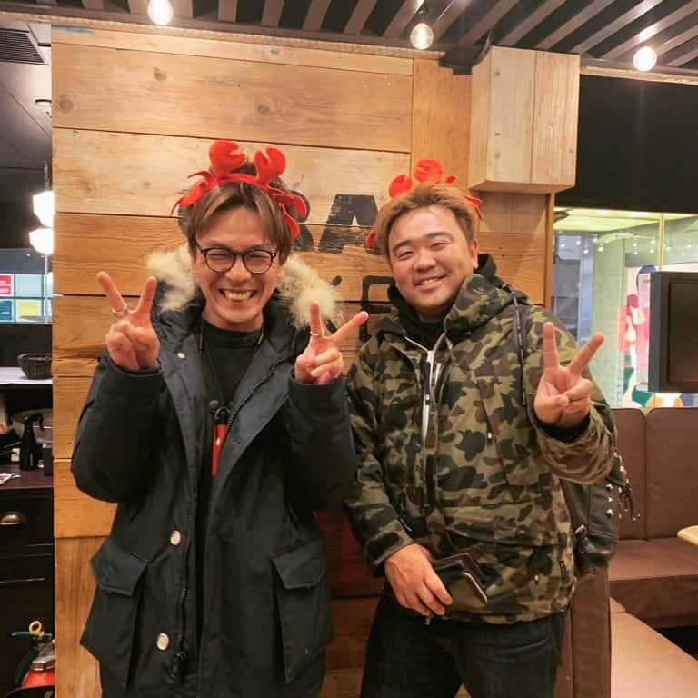 のインスタグラム：「DANCING CRAB TOKYO！﻿ めちゃくちゃ気になってて、エビ好き世界チャンピオンのマイメンtoshiyaと行ってきました✨😋🦐🦀﻿ ﻿ 美味しい！楽しい！大好き！って感じ😂✨﻿ 久々にお互いのこと、仕事のこと、将来、色々話して尊い時間でした！﻿ あざましたー！！😃✨﻿ 盟友toshiyaさん引き続きよろしくだす！﻿ ﻿ それにしてもtoshiya、カニのカチューシャ付けるのめっちゃ嫌がるやん！🤪🤪🤪﻿ ﻿ #DANCINGCRAB #TOKYO #toshiyatamura #Dance #music」