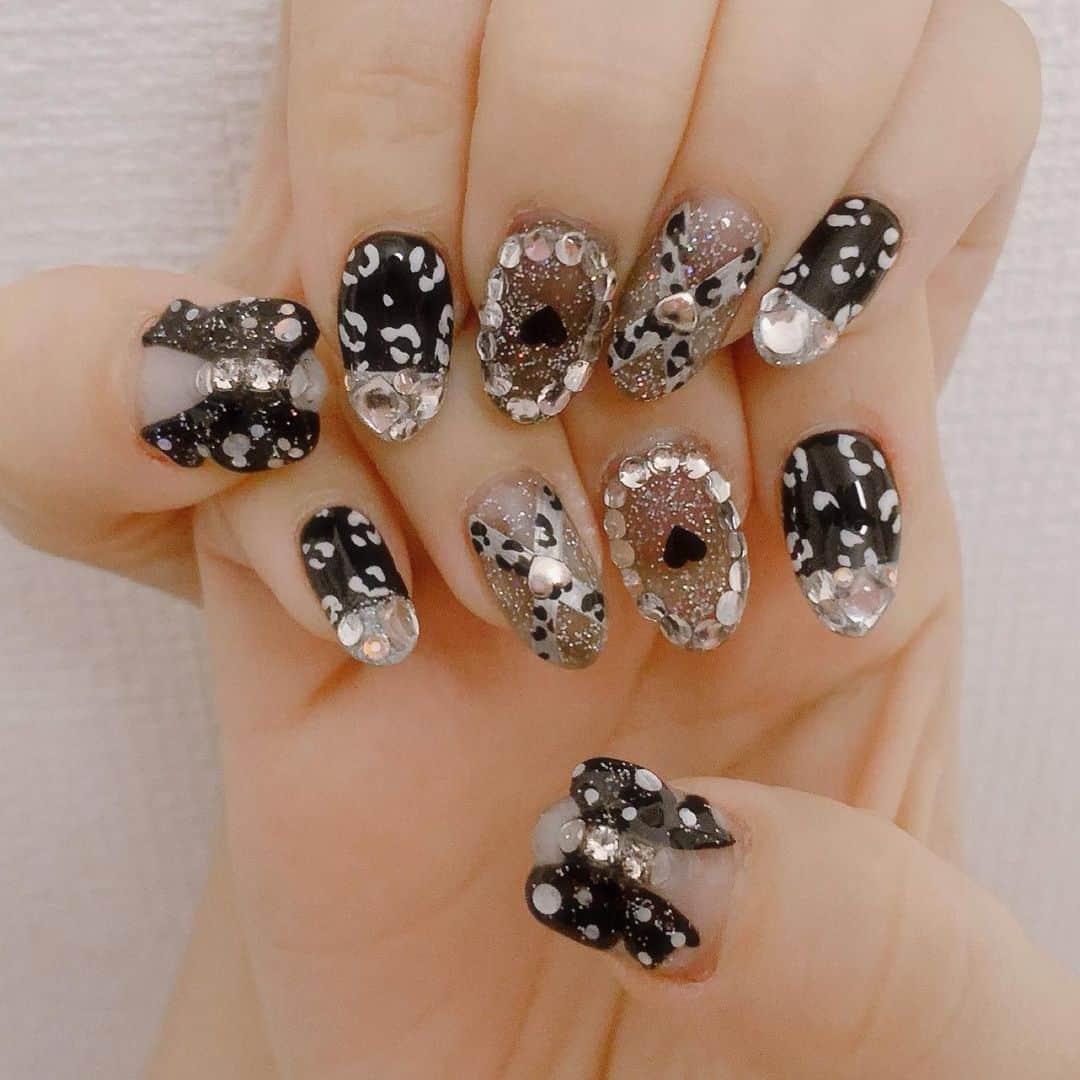 太田里織菜のインスタグラム：「. . new nail♡ . 新衣装とおそろい\( *´•ω•`*)/ めっちゃ可愛くてお気に入りーーー♡ . #らぶどる #marvelousネイル #ネイル #nail #レオパードネイル #レオパード　#黒ネイル #ネイルデザイン」