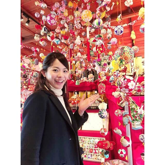 石崎佳代子さんのインスタグラム写真 - (石崎佳代子Instagram)「. えいみーと早春の柳川旅🍵😊 私も一度乗りたかった「こたつ舟」。 暖かな陽射しに梅の花も綻んで、 絶好の川下り日和🌞 . 同じ舟に乗り合わせたのは、 台湾と香港からの観光客。 日本人は私とえいみー(25歳)のみ。 船頭さんのテッパン(であろう)自己紹介 「私、人呼んで＂柳川の前田吟"・・・」 に笑ったのは、私だけでした😆💦 . 続いて、 これまた前から行きたかった「御花」で、 鰻のせいろ蒸し&柳川鍋ランチ🥢 えいみーにぜひ見せたかった 柳川の雛飾り「さげもん」も、 こちら御花で 一足早く見ることができました😆✨ . いやーやっぱり「さげもん」は綺麗だなぁ〜💕 柳川、素敵な街でした✨ . #柳川 #柳川ランチ　#鰻 #鰻せいろ蒸し #柳川観光 #柳川グルメ #柳川舟下り #御花 #柳川御花 #さげもん #さげもんめぐり #女子旅 #福岡グルメ #福岡旅行 #福岡観光　#wowow #リーガダイジェスト　#福長英未　#サッカーキャスター　#石崎佳代子」2月7日 23時30分 - kayoko_ishizaki