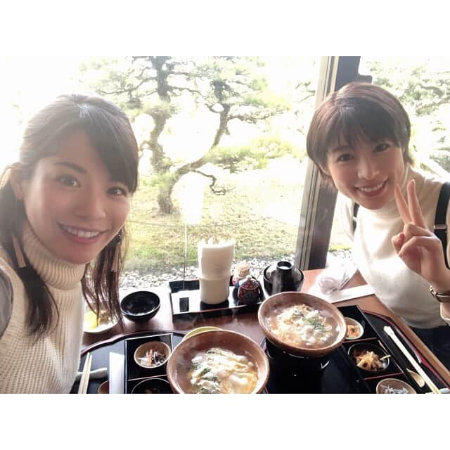 石崎佳代子さんのインスタグラム写真 - (石崎佳代子Instagram)「. えいみーと早春の柳川旅🍵😊 私も一度乗りたかった「こたつ舟」。 暖かな陽射しに梅の花も綻んで、 絶好の川下り日和🌞 . 同じ舟に乗り合わせたのは、 台湾と香港からの観光客。 日本人は私とえいみー(25歳)のみ。 船頭さんのテッパン(であろう)自己紹介 「私、人呼んで＂柳川の前田吟"・・・」 に笑ったのは、私だけでした😆💦 . 続いて、 これまた前から行きたかった「御花」で、 鰻のせいろ蒸し&柳川鍋ランチ🥢 えいみーにぜひ見せたかった 柳川の雛飾り「さげもん」も、 こちら御花で 一足早く見ることができました😆✨ . いやーやっぱり「さげもん」は綺麗だなぁ〜💕 柳川、素敵な街でした✨ . #柳川 #柳川ランチ　#鰻 #鰻せいろ蒸し #柳川観光 #柳川グルメ #柳川舟下り #御花 #柳川御花 #さげもん #さげもんめぐり #女子旅 #福岡グルメ #福岡旅行 #福岡観光　#wowow #リーガダイジェスト　#福長英未　#サッカーキャスター　#石崎佳代子」2月7日 23時30分 - kayoko_ishizaki