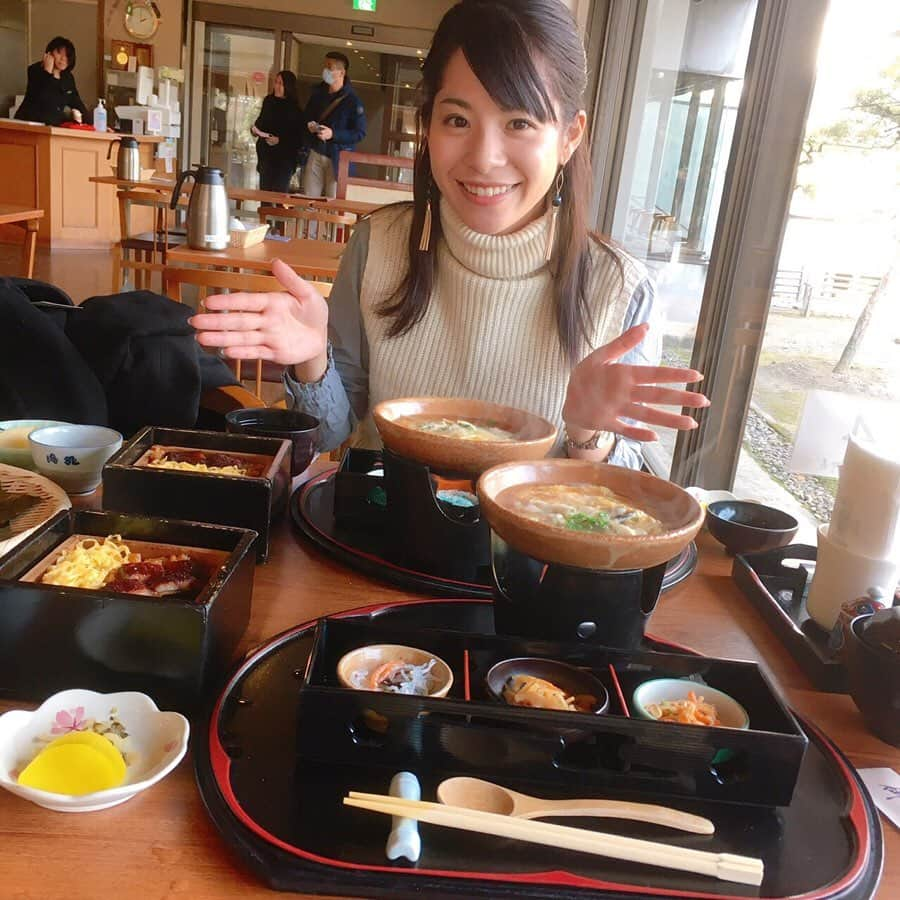 石崎佳代子さんのインスタグラム写真 - (石崎佳代子Instagram)「. えいみーと早春の柳川旅🍵😊 私も一度乗りたかった「こたつ舟」。 暖かな陽射しに梅の花も綻んで、 絶好の川下り日和🌞 . 同じ舟に乗り合わせたのは、 台湾と香港からの観光客。 日本人は私とえいみー(25歳)のみ。 船頭さんのテッパン(であろう)自己紹介 「私、人呼んで＂柳川の前田吟"・・・」 に笑ったのは、私だけでした😆💦 . 続いて、 これまた前から行きたかった「御花」で、 鰻のせいろ蒸し&柳川鍋ランチ🥢 えいみーにぜひ見せたかった 柳川の雛飾り「さげもん」も、 こちら御花で 一足早く見ることができました😆✨ . いやーやっぱり「さげもん」は綺麗だなぁ〜💕 柳川、素敵な街でした✨ . #柳川 #柳川ランチ　#鰻 #鰻せいろ蒸し #柳川観光 #柳川グルメ #柳川舟下り #御花 #柳川御花 #さげもん #さげもんめぐり #女子旅 #福岡グルメ #福岡旅行 #福岡観光　#wowow #リーガダイジェスト　#福長英未　#サッカーキャスター　#石崎佳代子」2月7日 23時30分 - kayoko_ishizaki