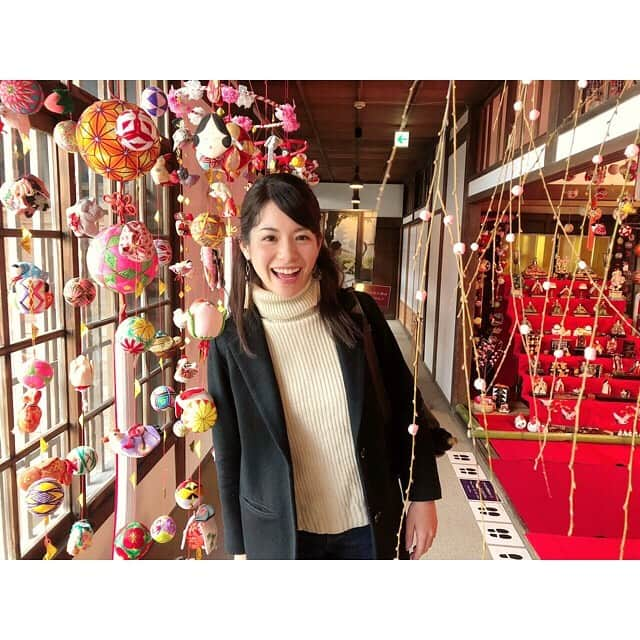 石崎佳代子さんのインスタグラム写真 - (石崎佳代子Instagram)「. えいみーと早春の柳川旅🍵😊 私も一度乗りたかった「こたつ舟」。 暖かな陽射しに梅の花も綻んで、 絶好の川下り日和🌞 . 同じ舟に乗り合わせたのは、 台湾と香港からの観光客。 日本人は私とえいみー(25歳)のみ。 船頭さんのテッパン(であろう)自己紹介 「私、人呼んで＂柳川の前田吟"・・・」 に笑ったのは、私だけでした😆💦 . 続いて、 これまた前から行きたかった「御花」で、 鰻のせいろ蒸し&柳川鍋ランチ🥢 えいみーにぜひ見せたかった 柳川の雛飾り「さげもん」も、 こちら御花で 一足早く見ることができました😆✨ . いやーやっぱり「さげもん」は綺麗だなぁ〜💕 柳川、素敵な街でした✨ . #柳川 #柳川ランチ　#鰻 #鰻せいろ蒸し #柳川観光 #柳川グルメ #柳川舟下り #御花 #柳川御花 #さげもん #さげもんめぐり #女子旅 #福岡グルメ #福岡旅行 #福岡観光　#wowow #リーガダイジェスト　#福長英未　#サッカーキャスター　#石崎佳代子」2月7日 23時30分 - kayoko_ishizaki