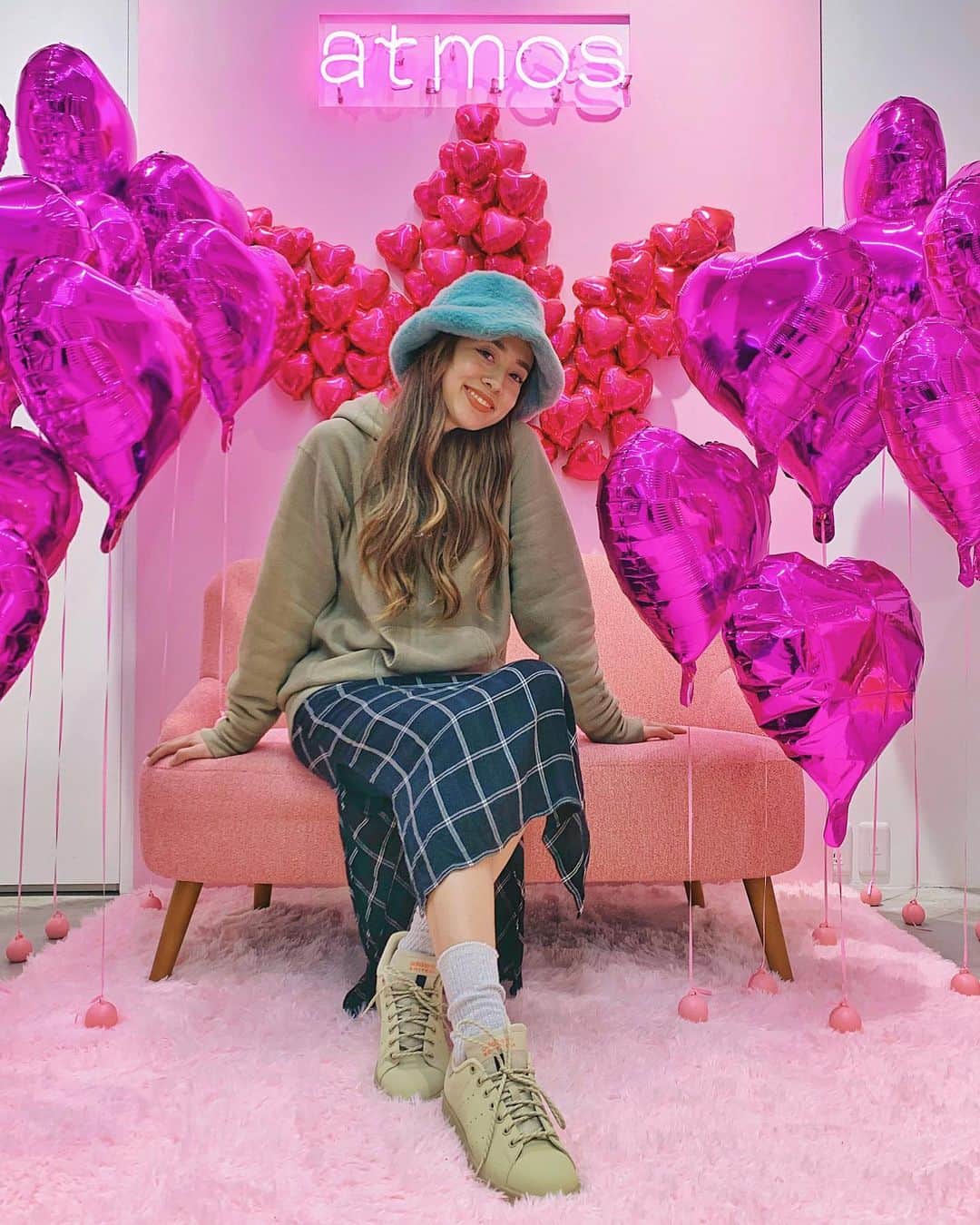 Tattyのインスタグラム：「仕事終わりに気になってたスタンスミスのサバンナを履きに原宿のatmos pinkへ🏃‍♀️💨 ライニングとインソールがフリースになってて履きやすくて気持ちいの😚 全体も合成ヌバックアッパーで 色も可愛いだろーーう！！！💪 (オレンジのアクセントがツボ) 明日もイベントするみたいよ🎈 ↑バレンタインイベントということでちゃっかり私もadidasクッキーに食べられるインクペンでカラーリングした🤫 もし行ったらみんなやってみて😌🌈 撮影ブースのミニミニスタンスミスが可愛いかった💪😂💕 #atmospink #adidas #atmospinkVD #pr #harajuku #atmos #valentine #valentineevent #stansmith」