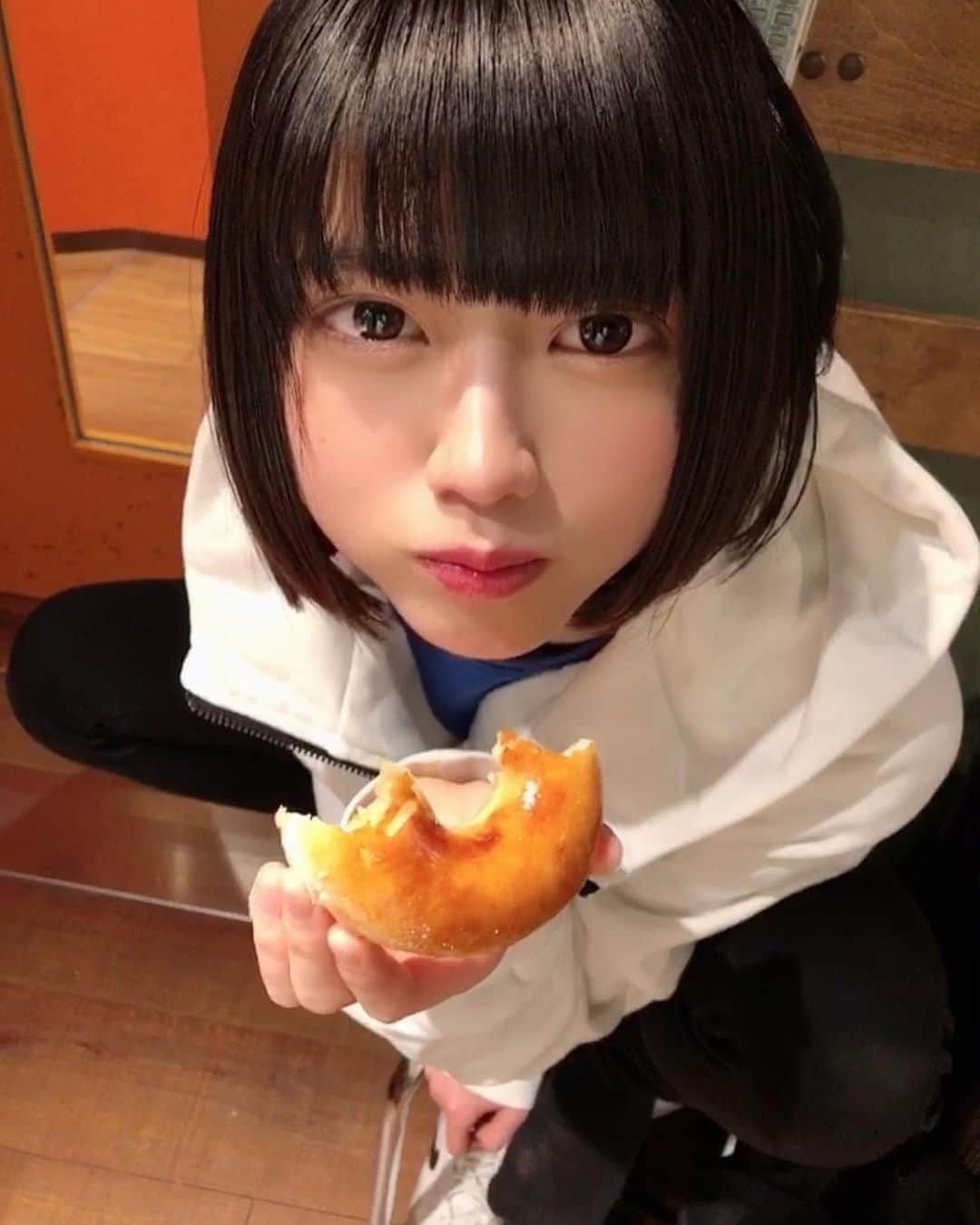 西野千明さんのインスタグラム写真 - (西野千明Instagram)「カエル座りしながら🍩、、」2月7日 23時34分 - konnichaaaki