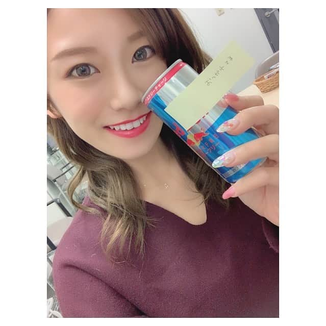 福本愛菜さんのインスタグラム写真 - (福本愛菜Instagram)「こうゆうの嬉しいよね🥺💕. ロケから帰ってきたらスタッフさんが楽屋に置いてくれてました☺️ . 今日は2本ロケからの生放送やったからレッドブル飲んで元気出た💪 . ありがとうございます🙏 . #レッドブル #翼さずかった #久々に #飲んだ #美味しい」2月7日 23時38分 - aina_fukumoto