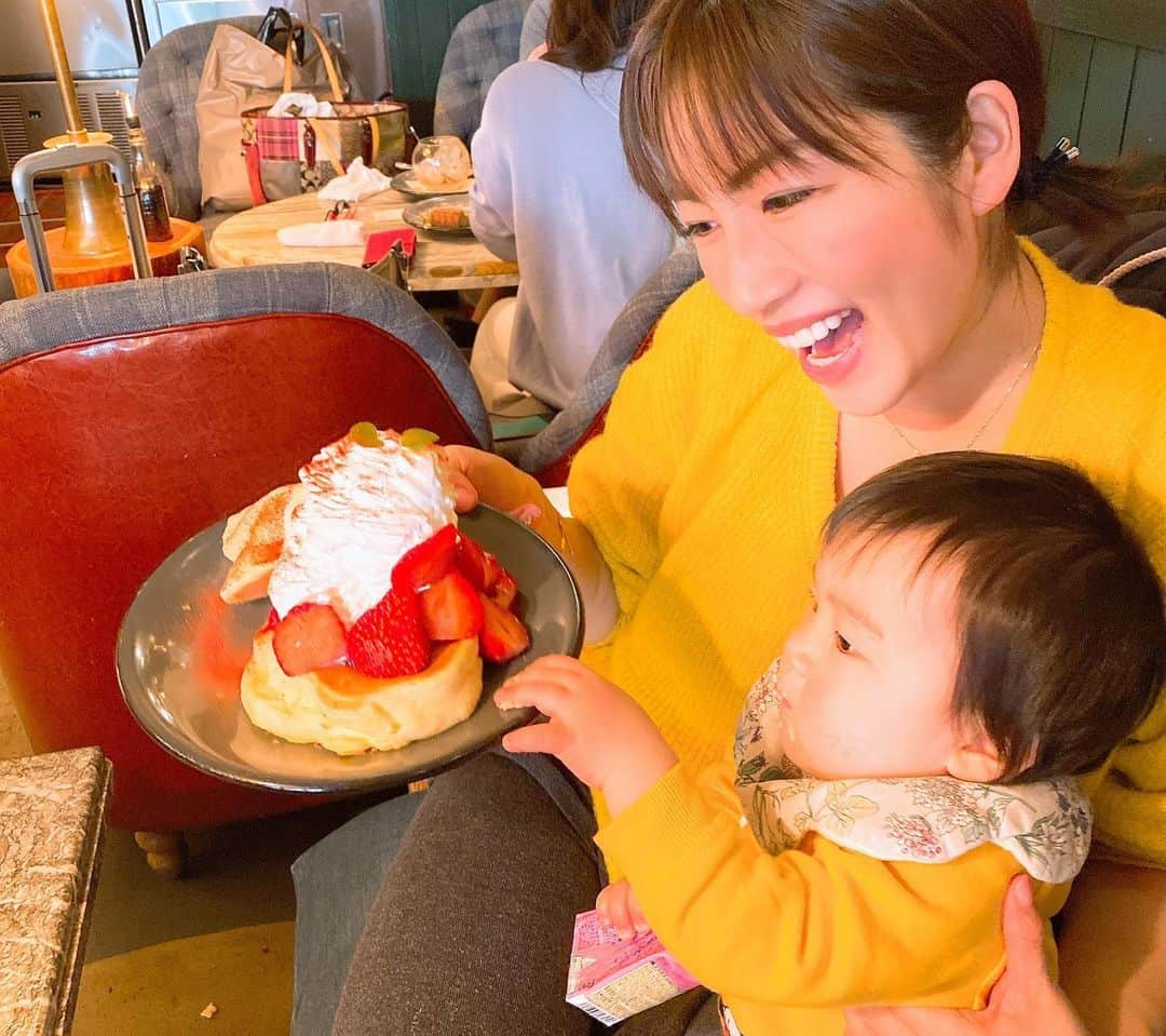 庄司ゆうこさんのインスタグラム写真 - (庄司ゆうこInstagram)「毎月恒例のベビーヨガレッスン👶🧘‍♂️ 風邪が流行っていてキャンセル続出しましたが、開催出来て良かった😆 そして友ちゃんとひろみちゃんの誕生日お祝いも出来たぁ🌟ひろみちゃんにはヨガウェア、友ちゃんには一緒に三越行って欲しい物選んでもらい、お茶がてらパンケーキも食べちゃった🥞 けど、いつもなら1人1皿だけど、ダイエット中なので、1皿を2人で分けました😂笑 たまには我慢も大事‼️ #ベビーヨガ#ベビヨガ#親子ヨガ#ポジティブスターヨガ#苺パンケーキ#美味しい#スイーツ女子#誕生日お祝い#生後9か月#女の子ママ#女の子ベビー」2月7日 23時55分 - yuko.shoji