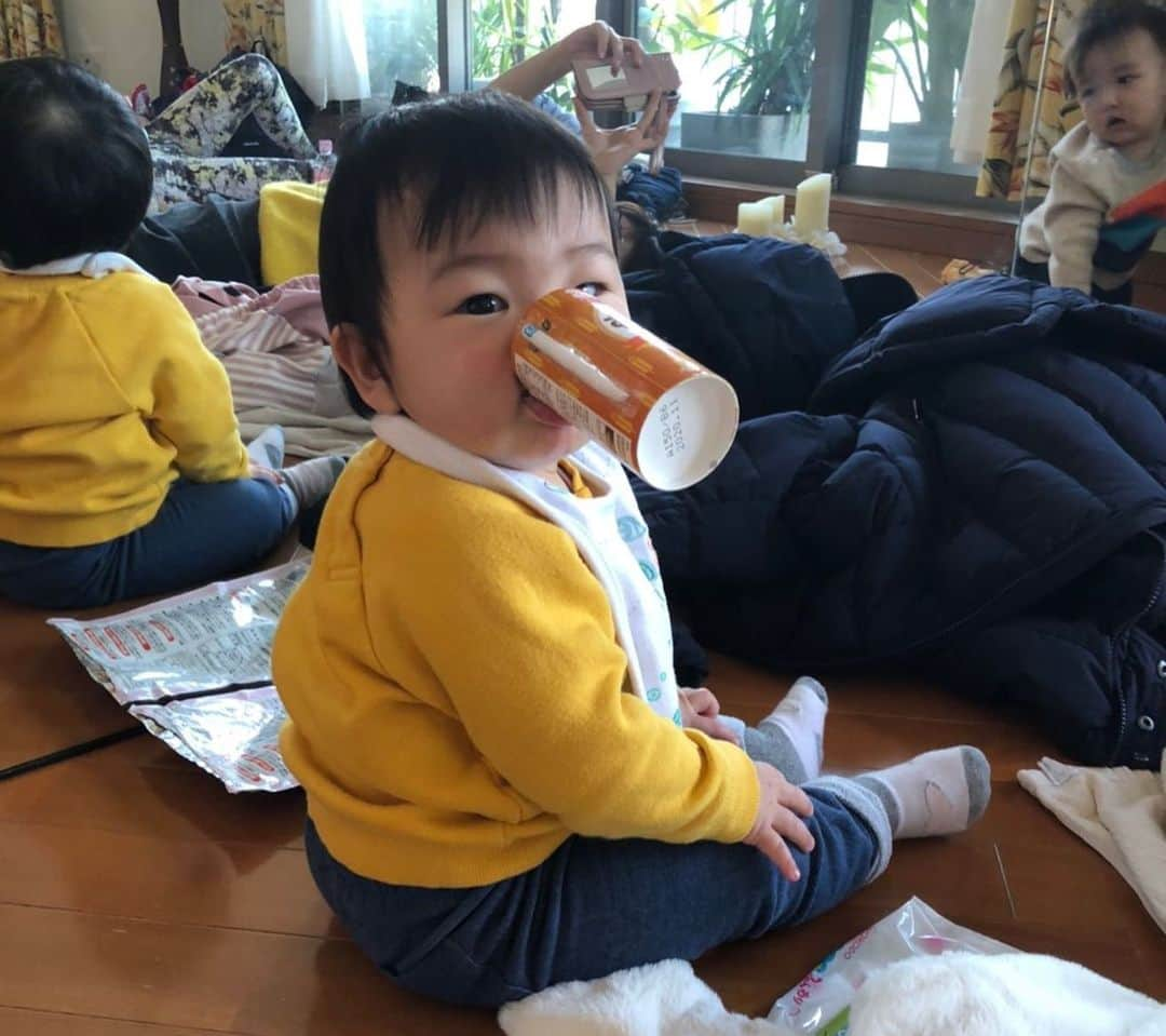 庄司ゆうこさんのインスタグラム写真 - (庄司ゆうこInstagram)「毎月恒例のベビーヨガレッスン👶🧘‍♂️ 風邪が流行っていてキャンセル続出しましたが、開催出来て良かった😆 そして友ちゃんとひろみちゃんの誕生日お祝いも出来たぁ🌟ひろみちゃんにはヨガウェア、友ちゃんには一緒に三越行って欲しい物選んでもらい、お茶がてらパンケーキも食べちゃった🥞 けど、いつもなら1人1皿だけど、ダイエット中なので、1皿を2人で分けました😂笑 たまには我慢も大事‼️ #ベビーヨガ#ベビヨガ#親子ヨガ#ポジティブスターヨガ#苺パンケーキ#美味しい#スイーツ女子#誕生日お祝い#生後9か月#女の子ママ#女の子ベビー」2月7日 23時55分 - yuko.shoji