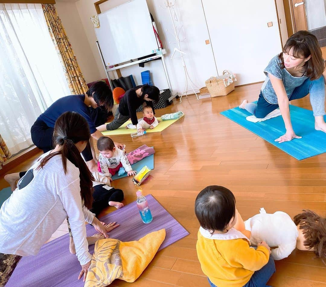 庄司ゆうこさんのインスタグラム写真 - (庄司ゆうこInstagram)「毎月恒例のベビーヨガレッスン👶🧘‍♂️ 風邪が流行っていてキャンセル続出しましたが、開催出来て良かった😆 そして友ちゃんとひろみちゃんの誕生日お祝いも出来たぁ🌟ひろみちゃんにはヨガウェア、友ちゃんには一緒に三越行って欲しい物選んでもらい、お茶がてらパンケーキも食べちゃった🥞 けど、いつもなら1人1皿だけど、ダイエット中なので、1皿を2人で分けました😂笑 たまには我慢も大事‼️ #ベビーヨガ#ベビヨガ#親子ヨガ#ポジティブスターヨガ#苺パンケーキ#美味しい#スイーツ女子#誕生日お祝い#生後9か月#女の子ママ#女の子ベビー」2月7日 23時55分 - yuko.shoji