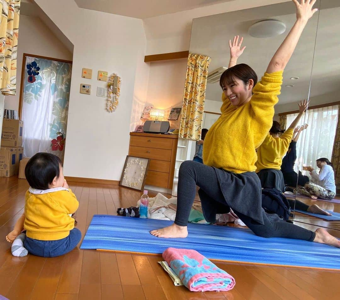 庄司ゆうこさんのインスタグラム写真 - (庄司ゆうこInstagram)「毎月恒例のベビーヨガレッスン👶🧘‍♂️ 風邪が流行っていてキャンセル続出しましたが、開催出来て良かった😆 そして友ちゃんとひろみちゃんの誕生日お祝いも出来たぁ🌟ひろみちゃんにはヨガウェア、友ちゃんには一緒に三越行って欲しい物選んでもらい、お茶がてらパンケーキも食べちゃった🥞 けど、いつもなら1人1皿だけど、ダイエット中なので、1皿を2人で分けました😂笑 たまには我慢も大事‼️ #ベビーヨガ#ベビヨガ#親子ヨガ#ポジティブスターヨガ#苺パンケーキ#美味しい#スイーツ女子#誕生日お祝い#生後9か月#女の子ママ#女の子ベビー」2月7日 23時55分 - yuko.shoji