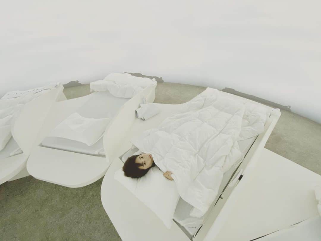 渡辺由布子さんのインスタグラム写真 - (渡辺由布子Instagram)「🛌 ・ 人生の約3分の1を寝て過ごす私たち人間にとって、睡眠は明日をよりよく活動するために欠かせないもの。  現代人の睡眠の悩みや課題を捉え、動き・温度・AIに着目しながら、ユーザーそれぞれに合わせた睡眠を提供する。 ・ ・ （あのSIXPADやReFaで知られる...!）MTGが独自に開発した、AIスリーププログラムで理想の睡眠を実現する「NEWPEACE AIモーションマットレス」をリリース！  2月3日より銀座にオープンした体験スペース#NEWPEACE にてひと足お先に"動くマットレス”を体感して来ました。  体がフワっと持ち上がり、スーッと下がっていく無重力のような不思議な動きが、全身をリラックスさせて心地良く入眠できそう！  新しい眠りで、世界を変える。 *************** NEWPEACEでの睡眠体験をSNS投稿すると素敵なお宿の宿泊体験ができるキャンペーンが実施中だそう！詳しくは「NEWPEACE 動きで眠る キャンペーン」で検索してみてください。 *************** #おやすみなさい #GoodNight #NEWPEACE #銀座で雲海 #動きで眠る #bcginza #AIモーションマットレス #睡眠 #理想の睡眠 #美健康睡眠  #PR」2月7日 23時47分 - watanabe_yuko