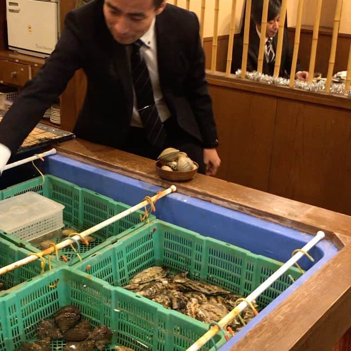 鶏魚 谷町のインスタグラム：「鶏魚です！しーちゃんです🎶 久しぶりに来てくれた常連様が多く、とても賑やかな金曜日となりました*\(^o^)/* いつもありがとうございます❤️ #賑やかな金曜日 #いつもありがとう #鶏魚 #大阪 #谷町四丁目 #駅近 #セルフ飲み放題 #地域最安値 #コース #座敷 #個室 #貝盛り放題 #ガンガン焼き #あさり #はまぐり #ホンビノス貝 #牡蠣 #さざえ #飲み会 #女将」
