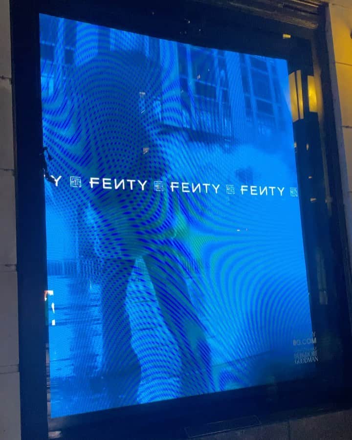 リアーナのインスタグラム：「when y’all was asleep lastnight, I was out interacting with my @fenty digital windows at Bergdorf Goodman 😂! If you happen to be in NYC today do a lil drive by before it ends tonight! 754 Fifth Ave  NY, NY 10019」