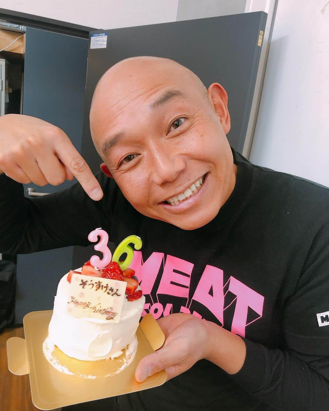 そうすけさんのインスタグラム写真 - (そうすけInstagram)「44歳の誕生日を迎えました！  阪神のバースの背番号と一緒の44です  ヴァ〜ダヴァンダヴァヴァ〜… モノマネの時に口ずさんでいるのは、バースの応援歌なので、勝手に縁を感じているほど特別な年の誕生日です！  ネイチャートークライブの前に楽屋でケーキいただきました！ いやっ！しかしサブロクそうすけの36がロウソクで、年齢は44歳だからややこしい！！ #誕生日 #44歳 #阪神タイガース #バース #モノマネ #細かすぎて伝わらないモノマネ #3冠王 #マニアックな外国人モノマネ #ネイチャージモントークライブ #サブロクそうすけ」2月8日 0時12分 - sosuke_hagedayo