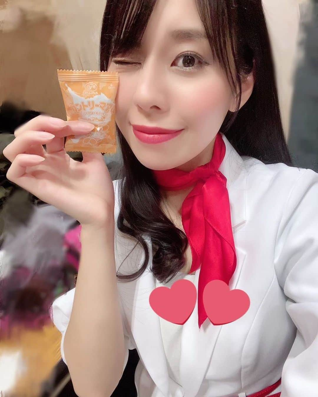 鈴木あかりさんのインスタグラム写真 - (鈴木あかりInstagram)「自撮りが下手になってる🤷‍♀️ カメラアプリ迷子。 今週もお疲れ様でした⭐️ 初めてお仕事してから早一年半✨ ずっとお世話になっている大好きな企業様にてお仕事でした😊 明後日、日曜日の現場は みんなに会えるかな🤔 #プロモーショナルモデル #展示会 #promotionalmodel #グラビア #グラビアアイドル #カントリーマアム #あったかい飲み物 #いただきもの #差し入れ #ありがとう #自撮り#自撮り女子 #って何 #鈴木あかり #あかりん」2月8日 0時05分 - akarin_szk