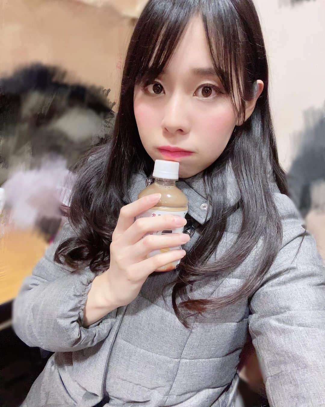 鈴木あかりさんのインスタグラム写真 - (鈴木あかりInstagram)「自撮りが下手になってる🤷‍♀️ カメラアプリ迷子。 今週もお疲れ様でした⭐️ 初めてお仕事してから早一年半✨ ずっとお世話になっている大好きな企業様にてお仕事でした😊 明後日、日曜日の現場は みんなに会えるかな🤔 #プロモーショナルモデル #展示会 #promotionalmodel #グラビア #グラビアアイドル #カントリーマアム #あったかい飲み物 #いただきもの #差し入れ #ありがとう #自撮り#自撮り女子 #って何 #鈴木あかり #あかりん」2月8日 0時05分 - akarin_szk