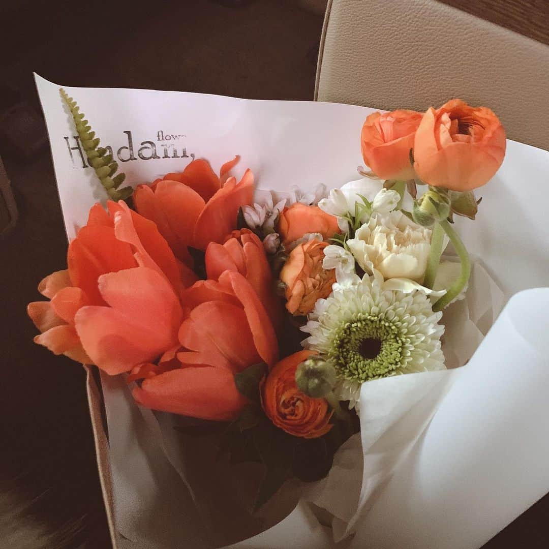 イ・ユンジのインスタグラム：「좋은날엔 한담한담하렵니다ㅡ#너참이쁘다#꽃들여다보기#오늘꽃은누구에게갈까요」