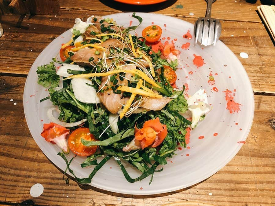 近藤あやさんのインスタグラム写真 - (近藤あやInstagram)「⠀ 気付いたら、 野菜食べながら4時間話してた🧏🏼‍♀️❤️てへっ ⠀ #元美容部員和田さん #出会ったときは現美容部員 #もう10年くらい経つねえ #野菜食べたいって言ったから大好きなお店に来たのに #一番最初にお肉頼んだ和田さん #鶏胸肉が好きなことは秘密らしいです #完全身内ネタ #魚料理も新メニューで出ましたよ🙋🏼‍♀️ #ケールのチーズケーキうますぎた🧀 #wearethefarmazabu  @wearethefarm_azabu 🥗」2月8日 0時20分 - doraemontoaya